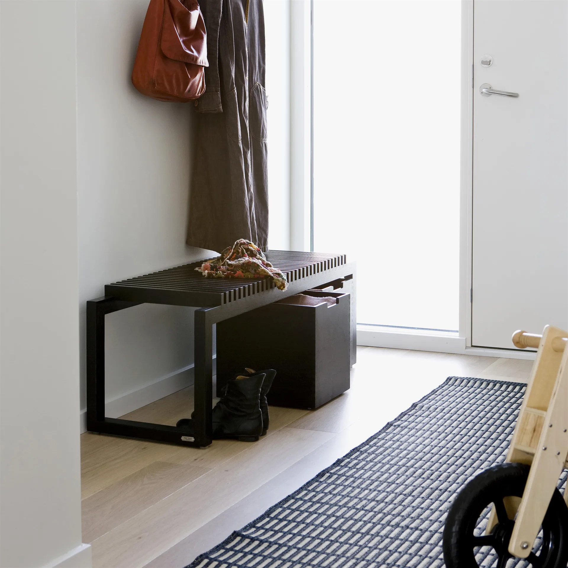 Cutter πάγκος 121 cm, Μαύρη βαμμένη δρυς Fritz Hansen