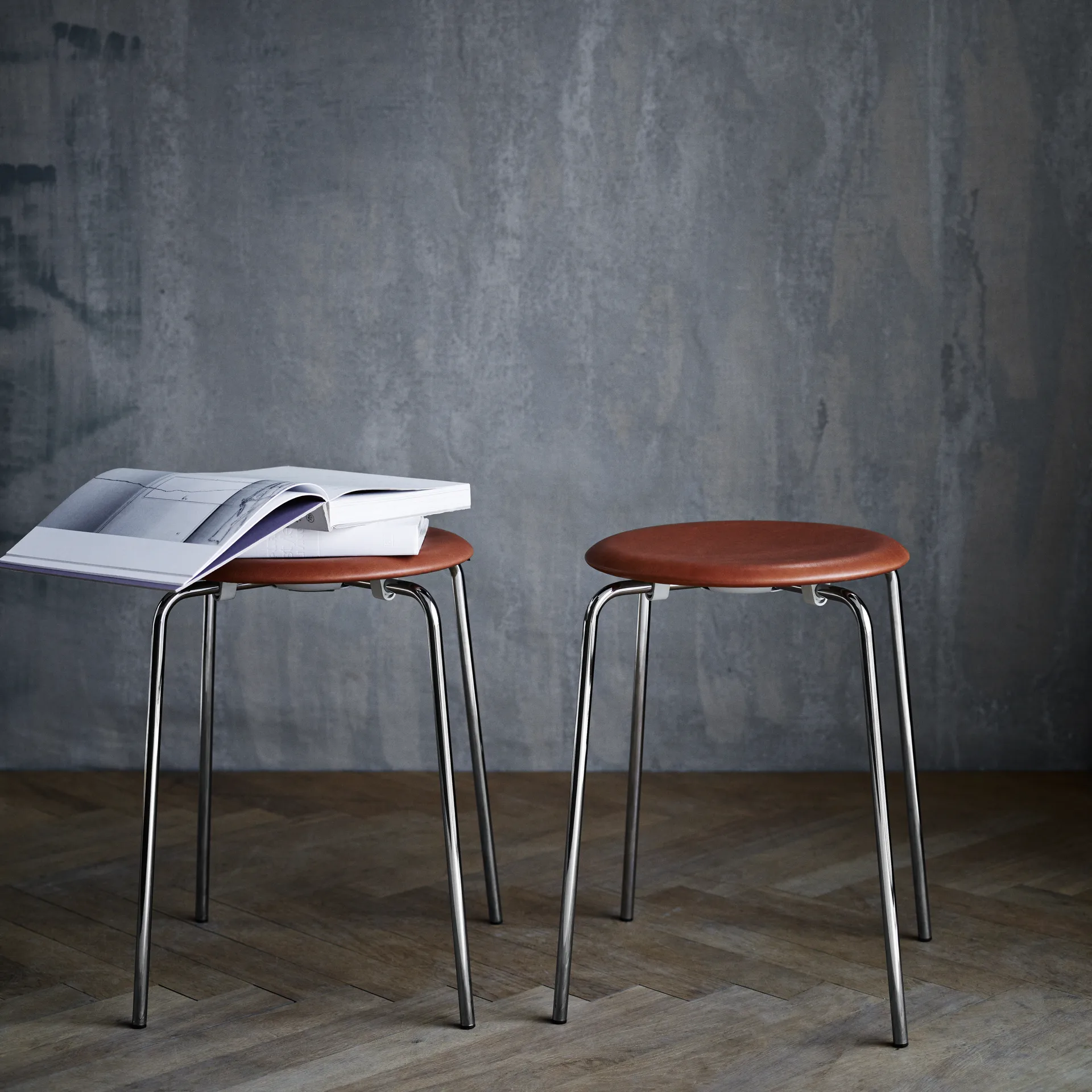 Dot δερμάτινο σκαμπό, Wild leather walnut Fritz Hansen