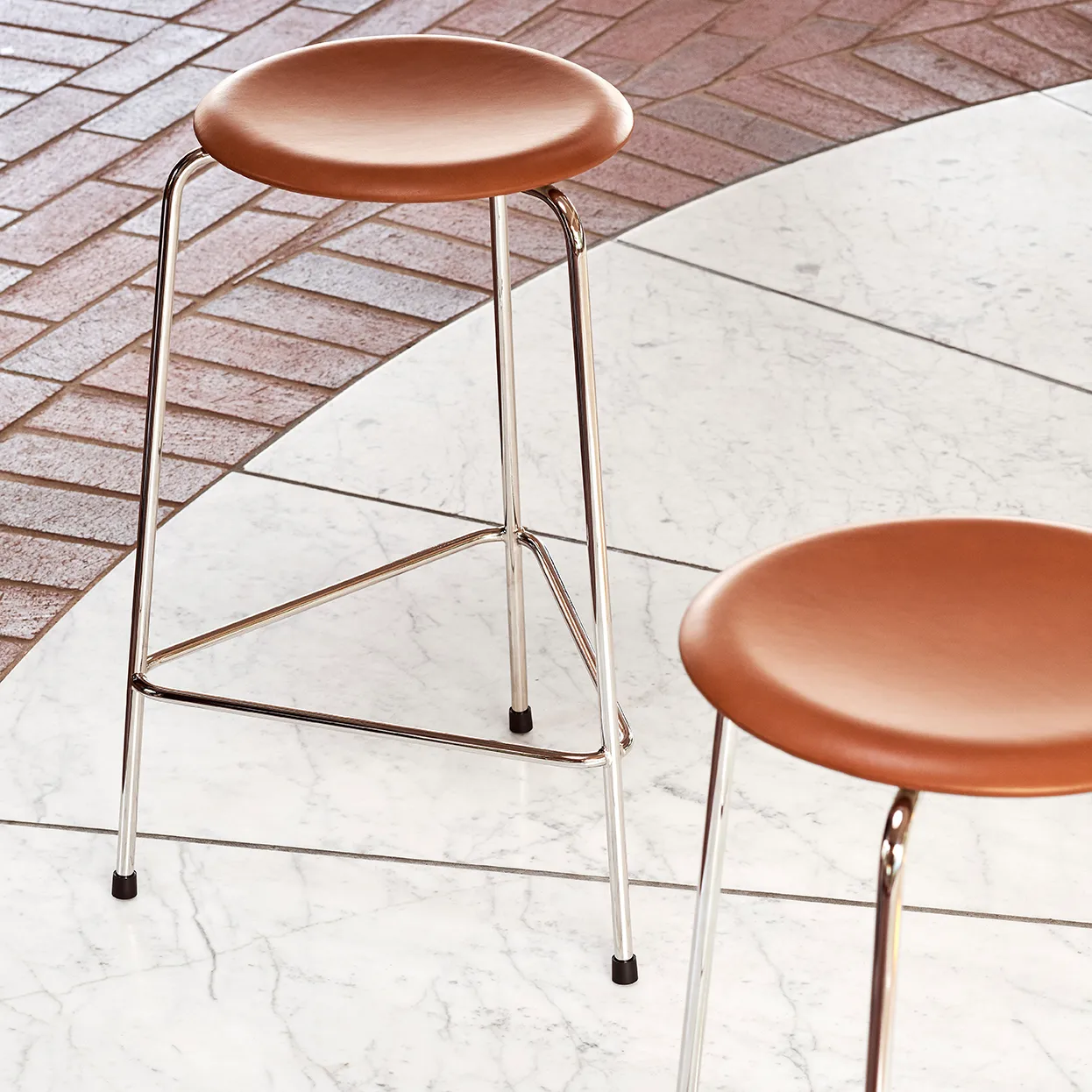 High Dot σκαμπό δερμάτινο, Wild leather walnut Fritz Hansen