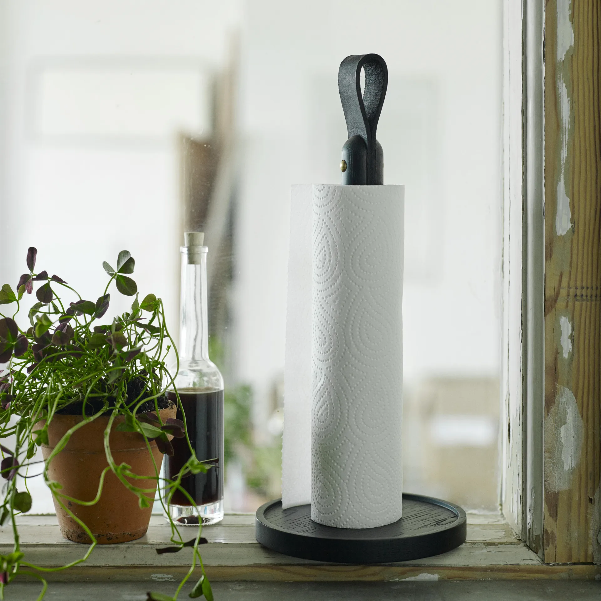 Θήκη για ρολό χαρτιού Norr, Δρυς με μαύρη βαφή Fritz Hansen