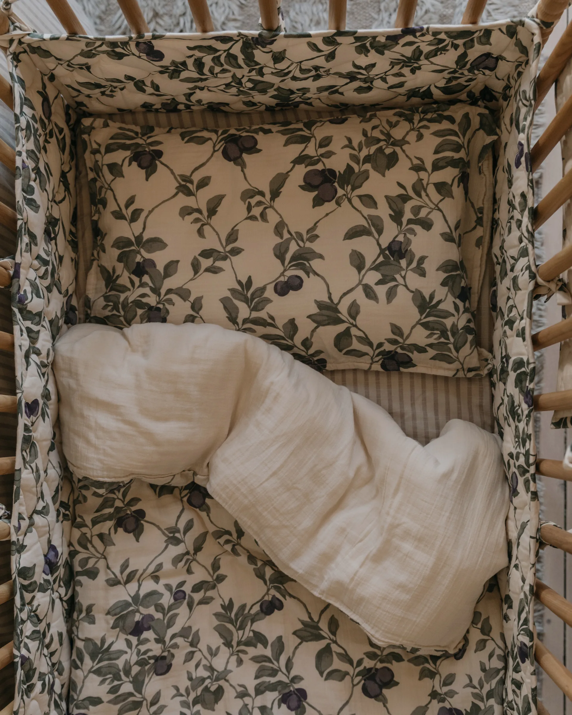 Προστατευτικό κρεβατιού σε δαμασκηνί σατέν με καπιτονέ υφή, 30x360 εκ. Garbo&Friends