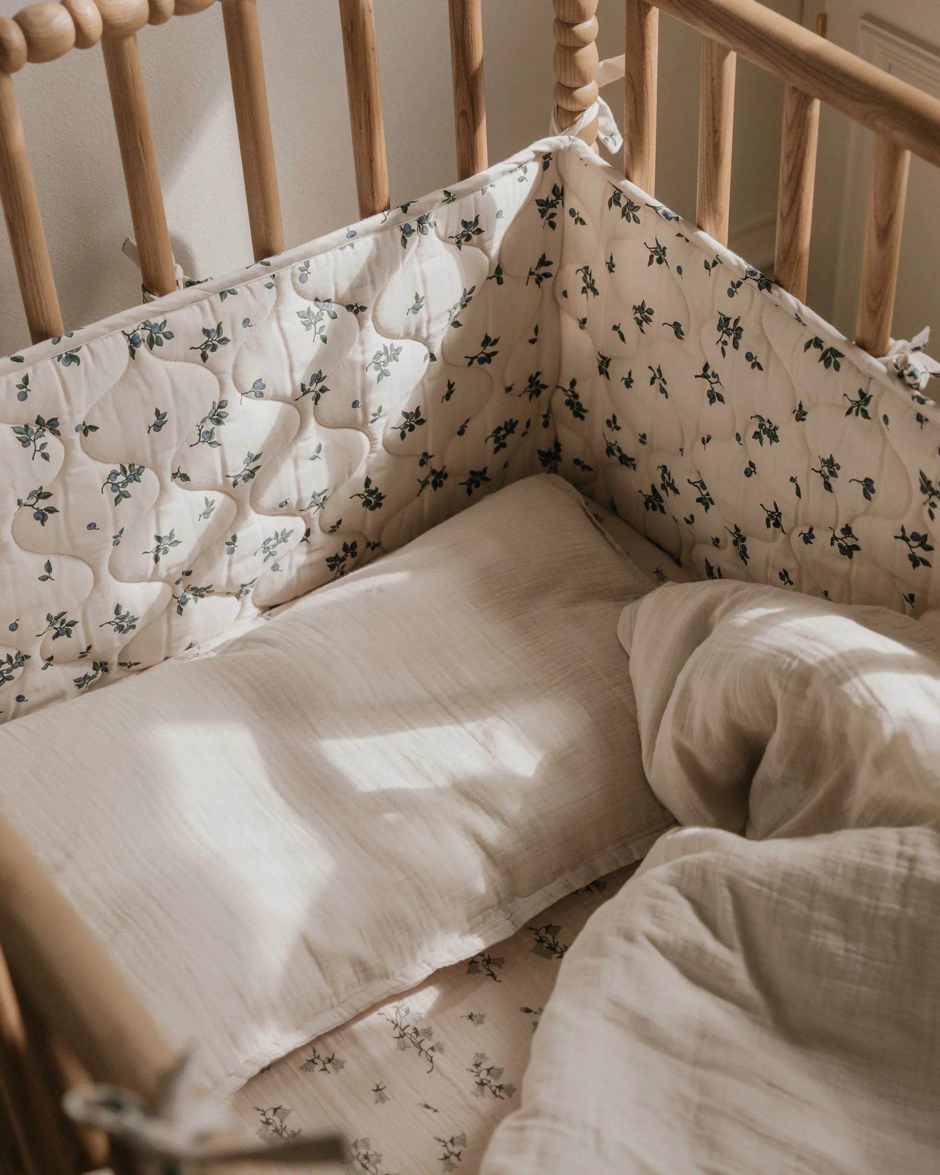 Προστατευτικό κούνιας Blueberry satin με καπιτονέ ύφασμα., 30x360 εκ. Garbo&Friends