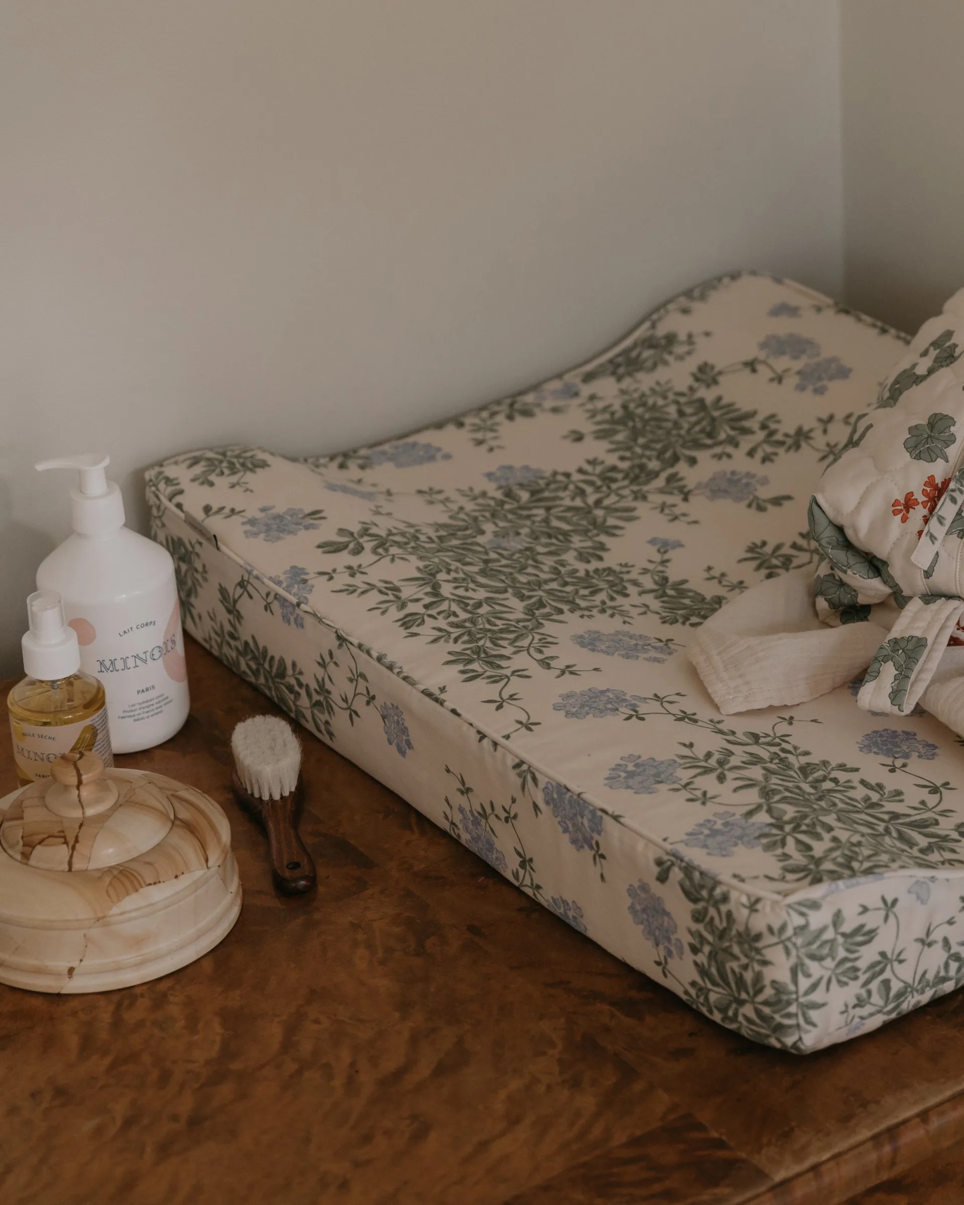 Plumbago satin quiltad στρώμα αλλαγής ρούχων, 50x65x9 εκ. Garbo&Friends