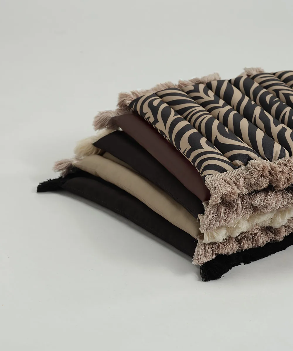 Garden Glory μαξιλάρι καθίσματος με κρόσσια, Μαύρο, offwhite φούντα, 38x40 εκ. Garden Glory