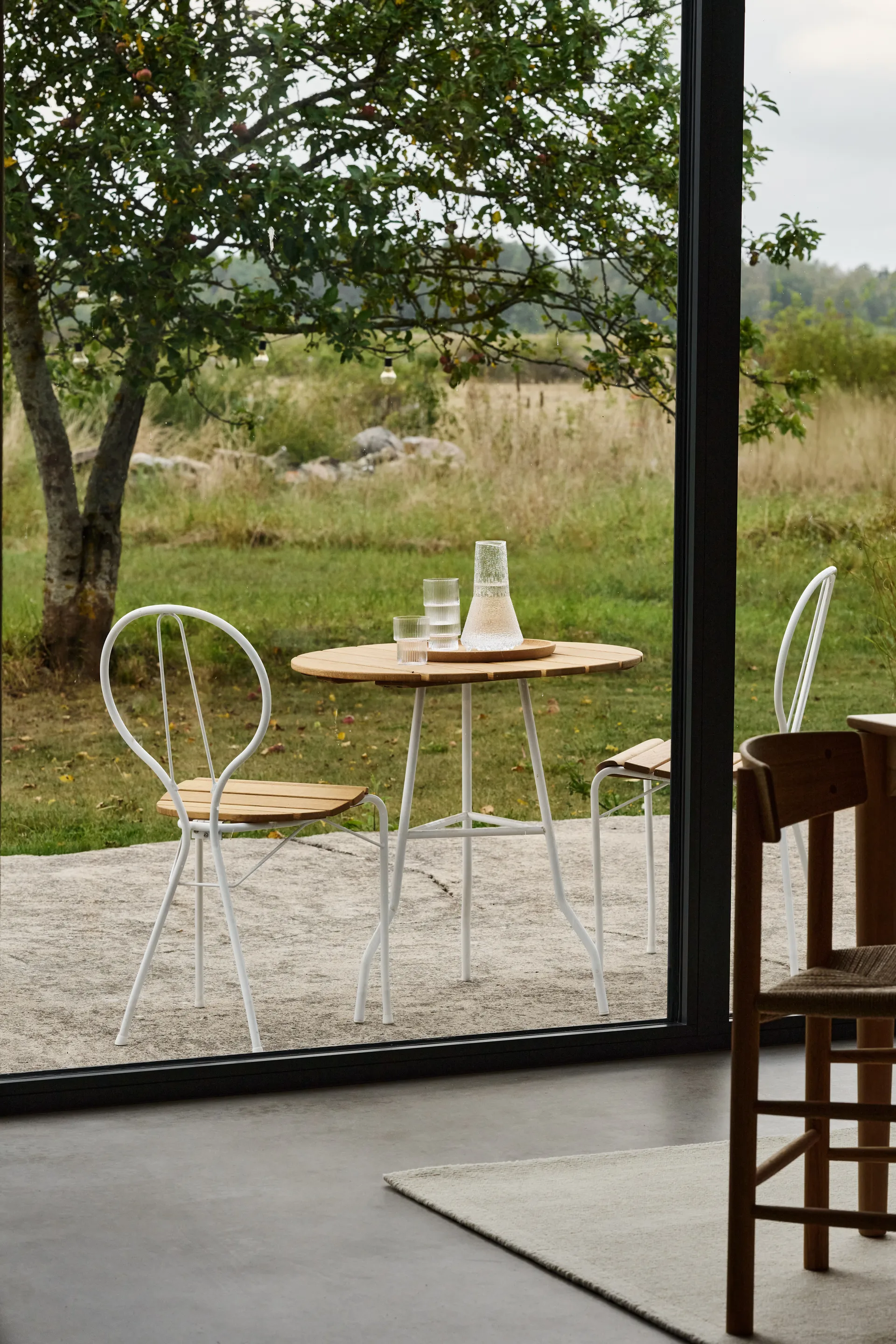 Τραπέζι Pia Ø70 εκατοστά, Λευκό λακαρισμένο χαλύβδινο πλαίσιο-λαδωμένη δρυς Gärsnäs