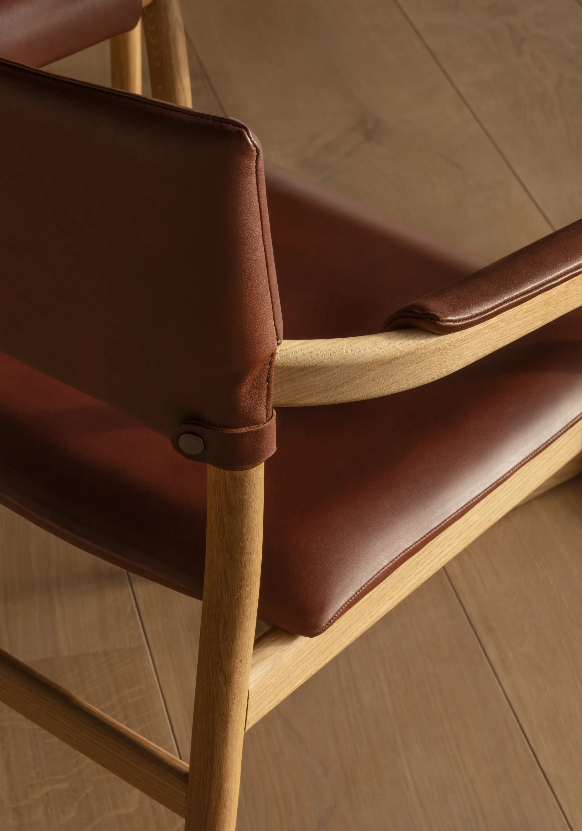 Καρέκλα Vyn με ταπετσαρισμένη πλάτη, Monocoat natural-Elmosoft 43283 Gärsnäs