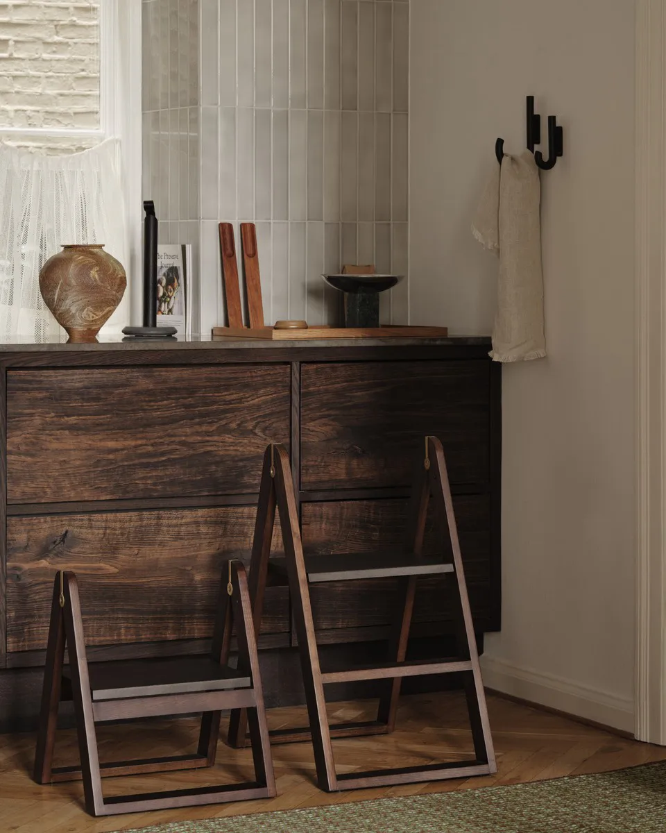 Reech σκαμνάκι με σκαλοπάτι, Σκούρα φλαμουριά Gejst