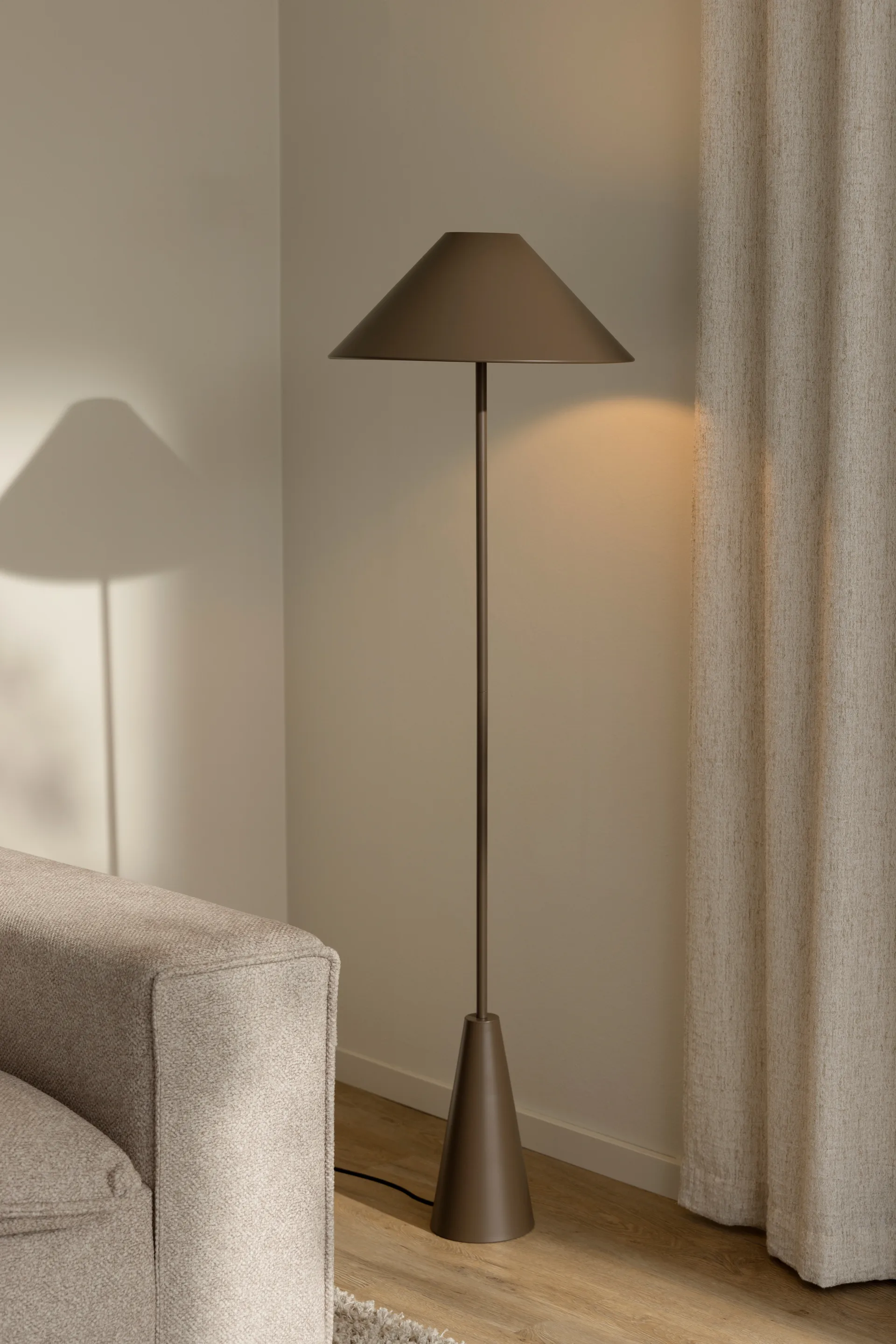Φωτιστικό δαπέδου Cannes 140 cm, Mocha Globen Lighting