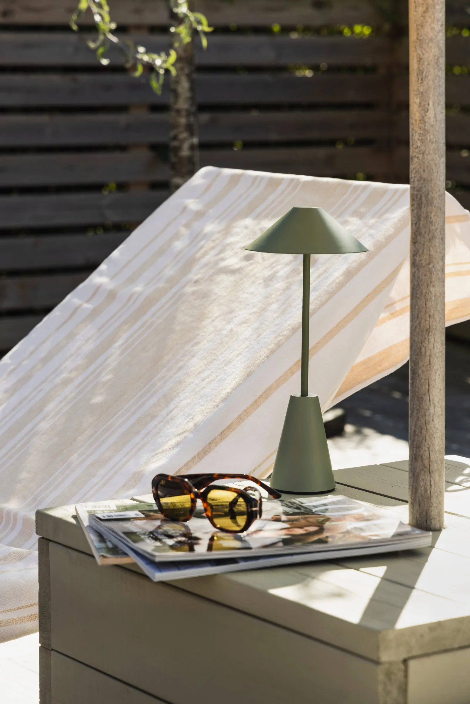 Cannes 32 φορητή επιτραπέζια λάμπα, Μοσσοπράσινο Globen Lighting