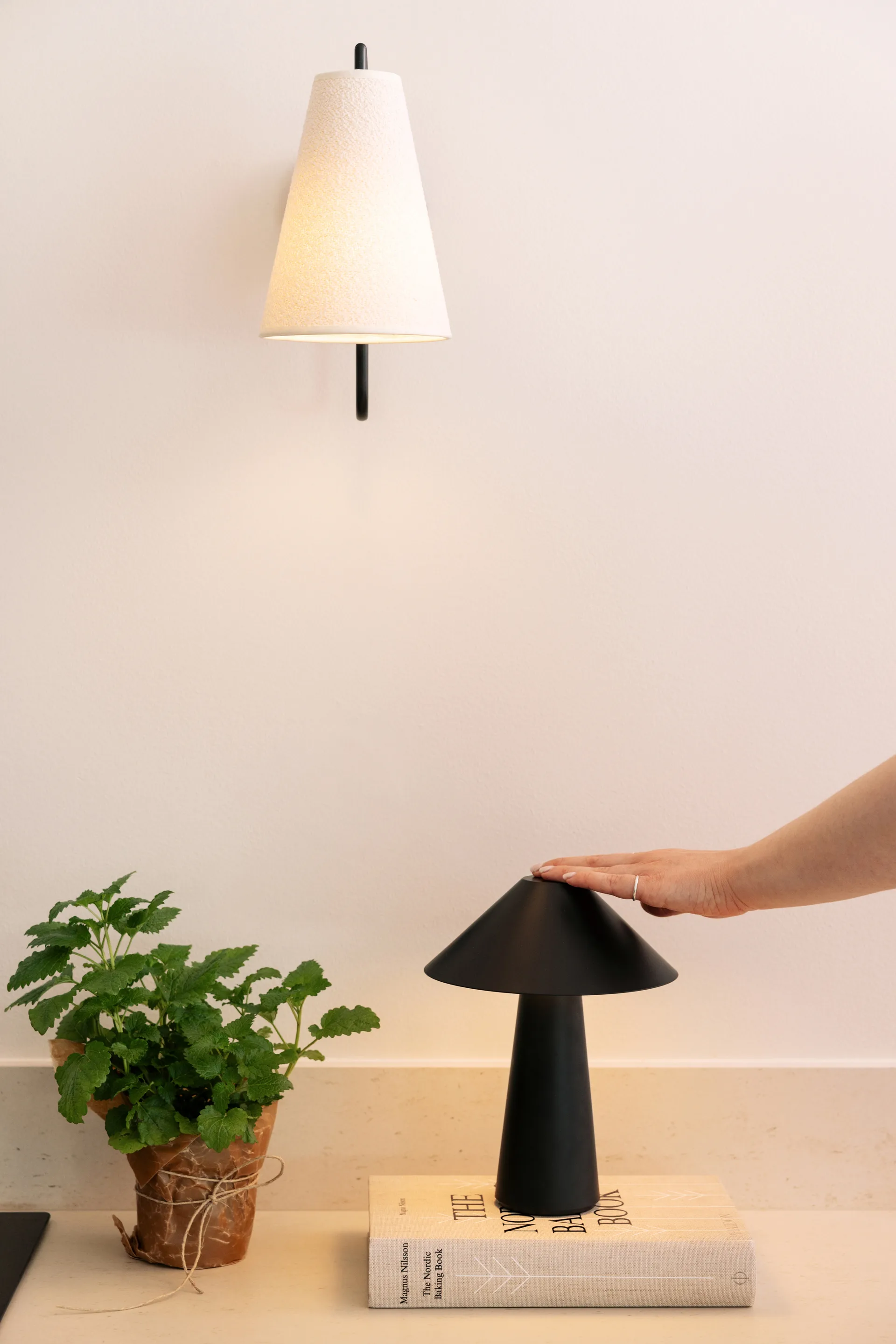 Φορητό επιτραπέζιο φωτιστικό Cannes, Μάυρο Globen Lighting