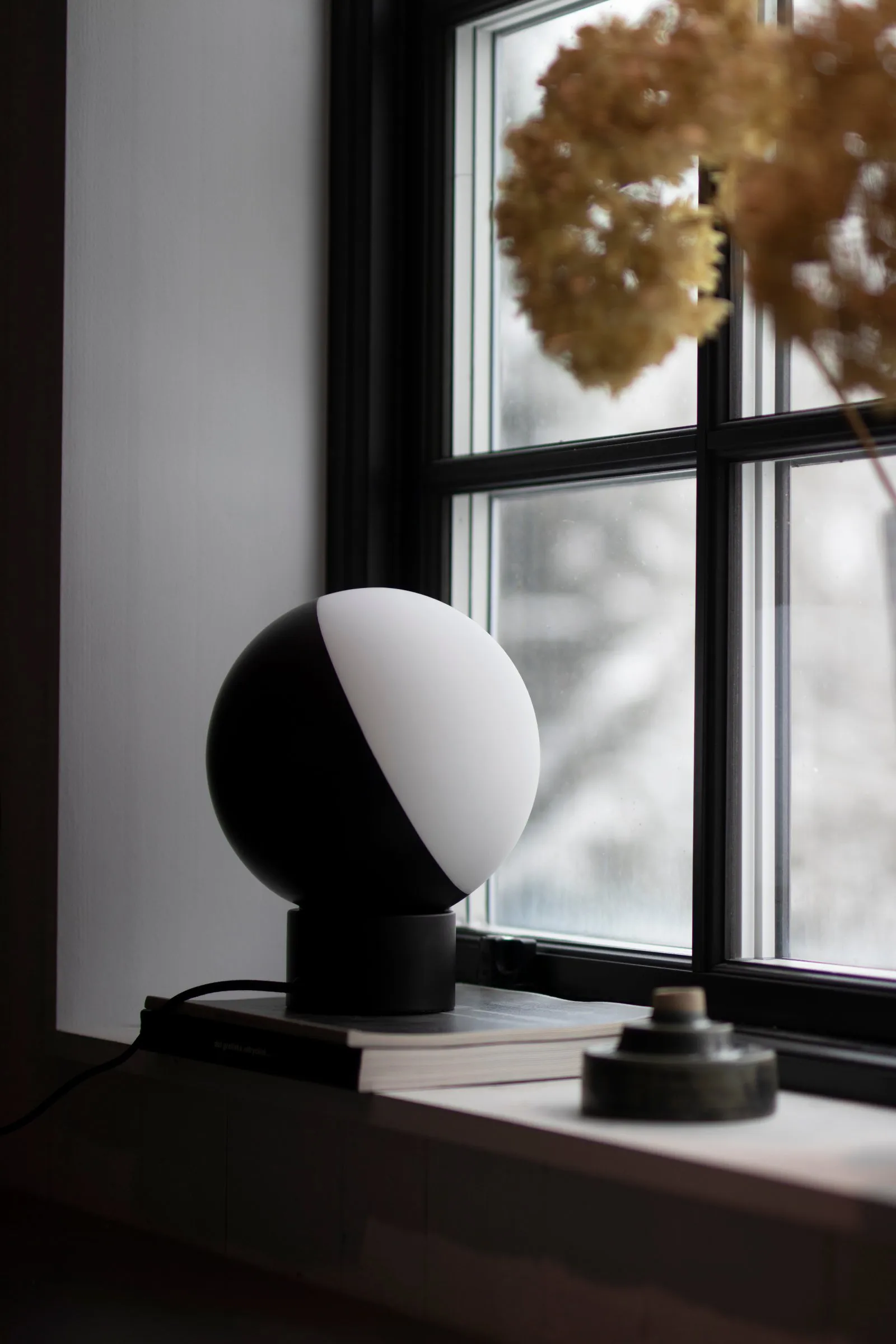 Contur επιτραπέζιο φωτιστικό Ø20 cm, Μαύρο-λευκό Globen Lighting