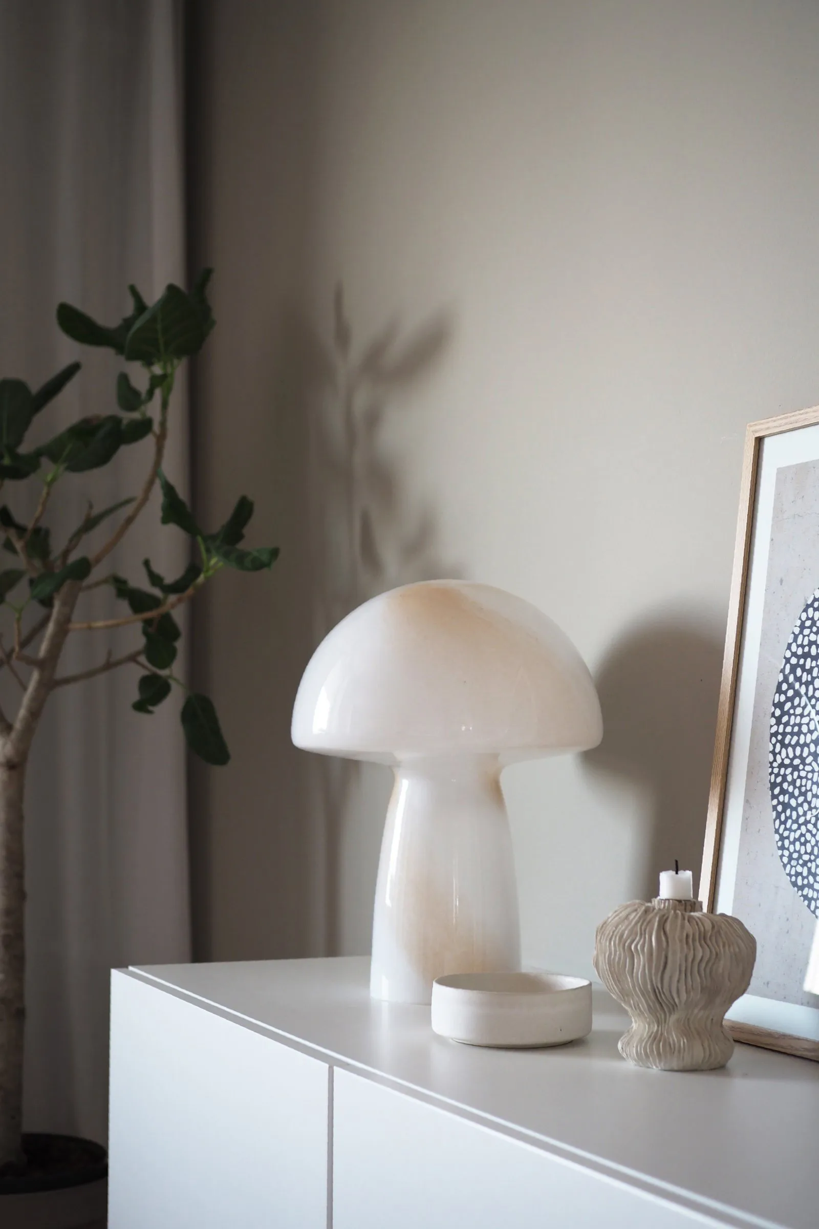 Fungo επιτραπέζιο φωτιστικό μπεζ, Ø30 cm H42 cm Globen Lighting