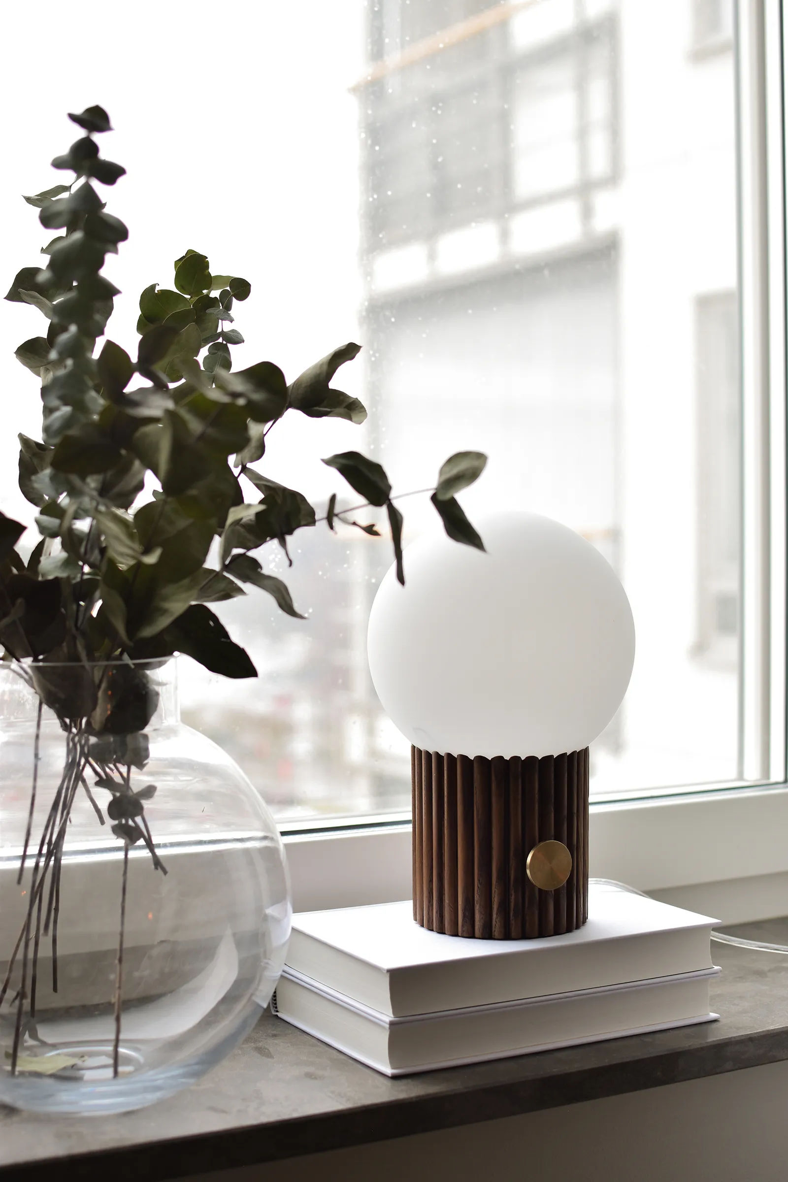 Hubble επιτραπέζιο φωτιστικό Ø15 cm, Καρυδιά Globen Lighting