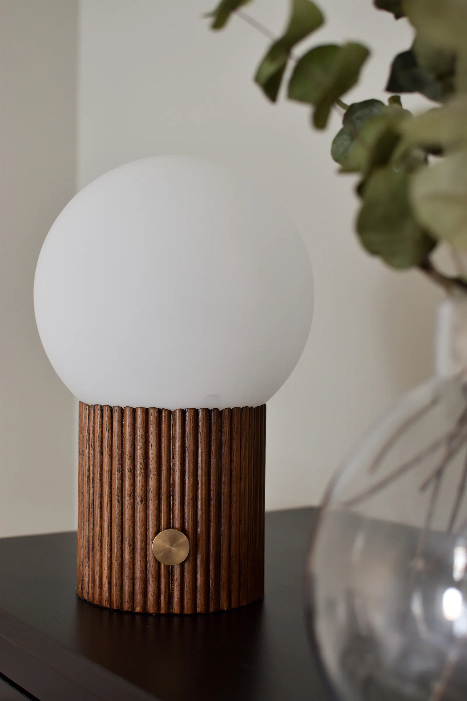 Hubble επιτραπέζιο φωτιστικό Ø22 cm, Καρυδιά Globen Lighting