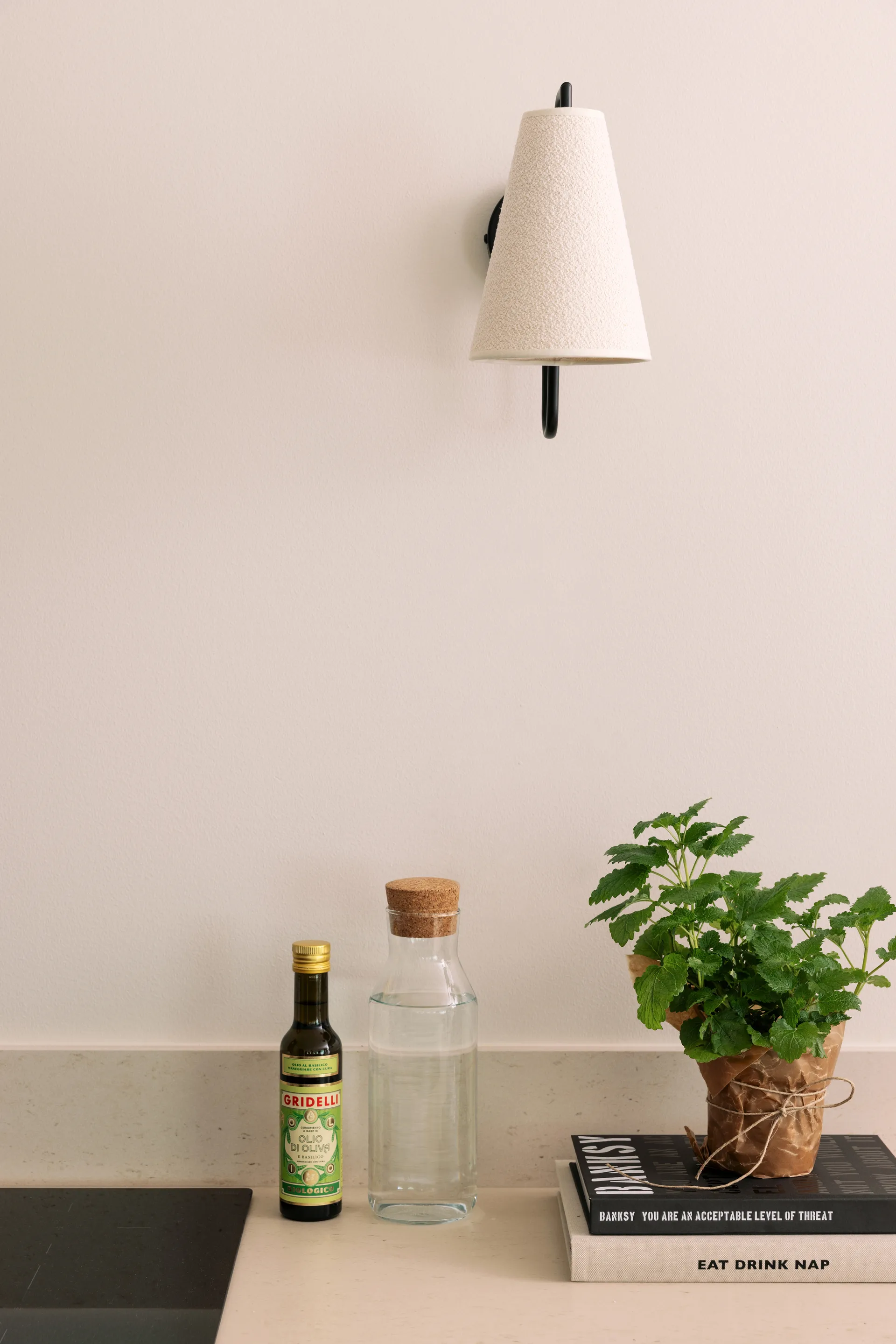 Lou απλίκα τοίχου, Bouclé λευκό-μαύρο Globen Lighting