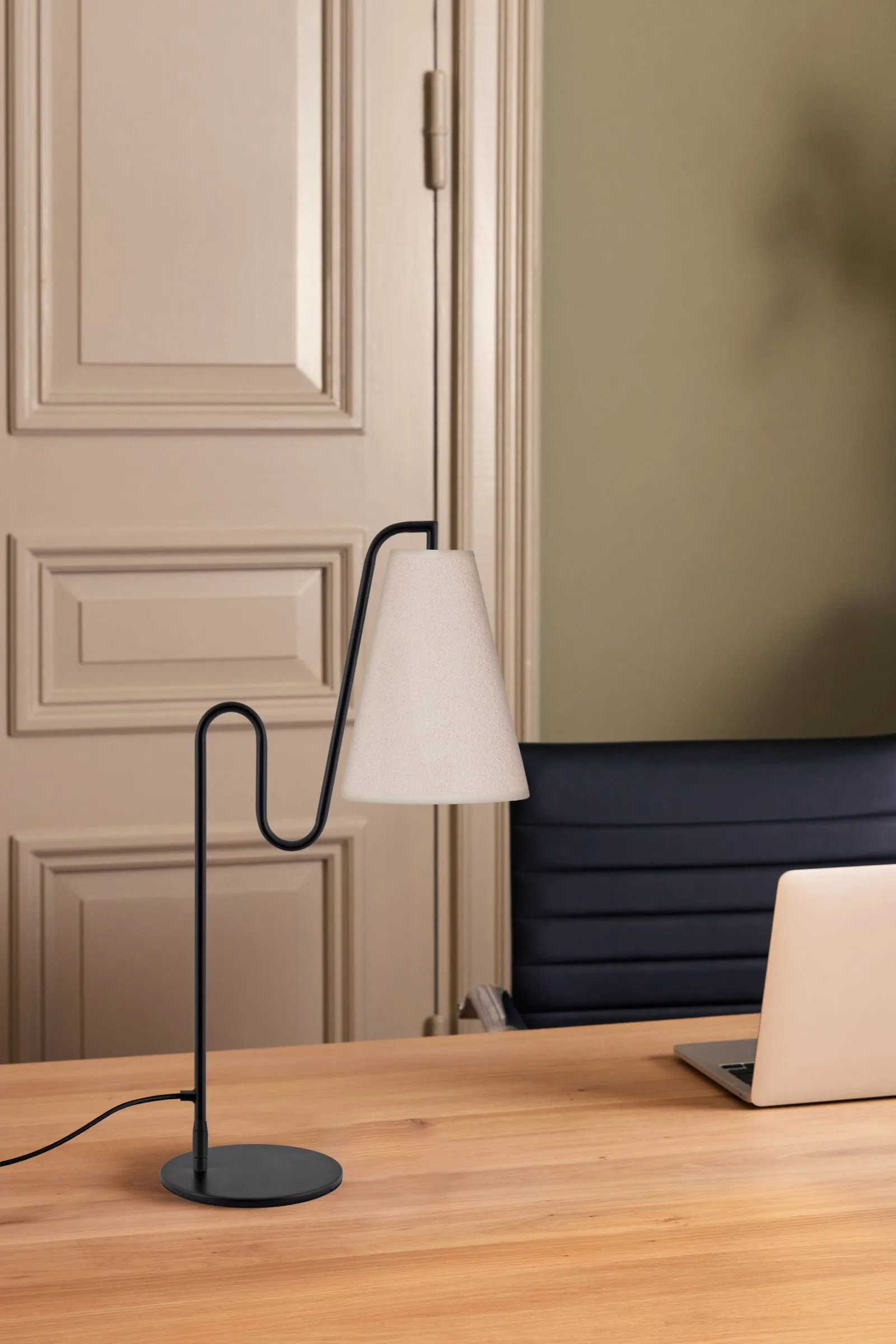 Lou επιτραπέζιο φωτιστικό, Λευκός bouclé-μαύρο Globen Lighting