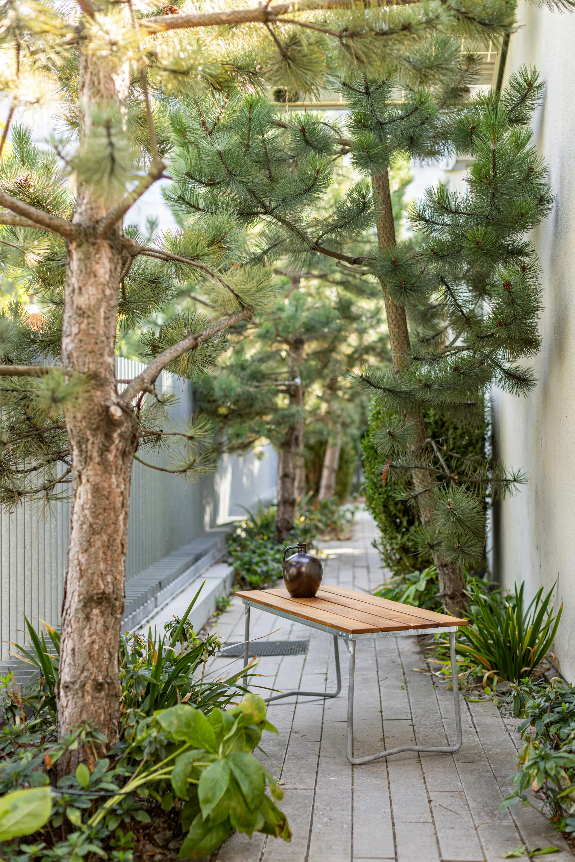 Πάγκος Bänk 8, Teak -ατσάλινη βάση γαλβανισμένη εν θερμώ Grythyttan Stålmöbler