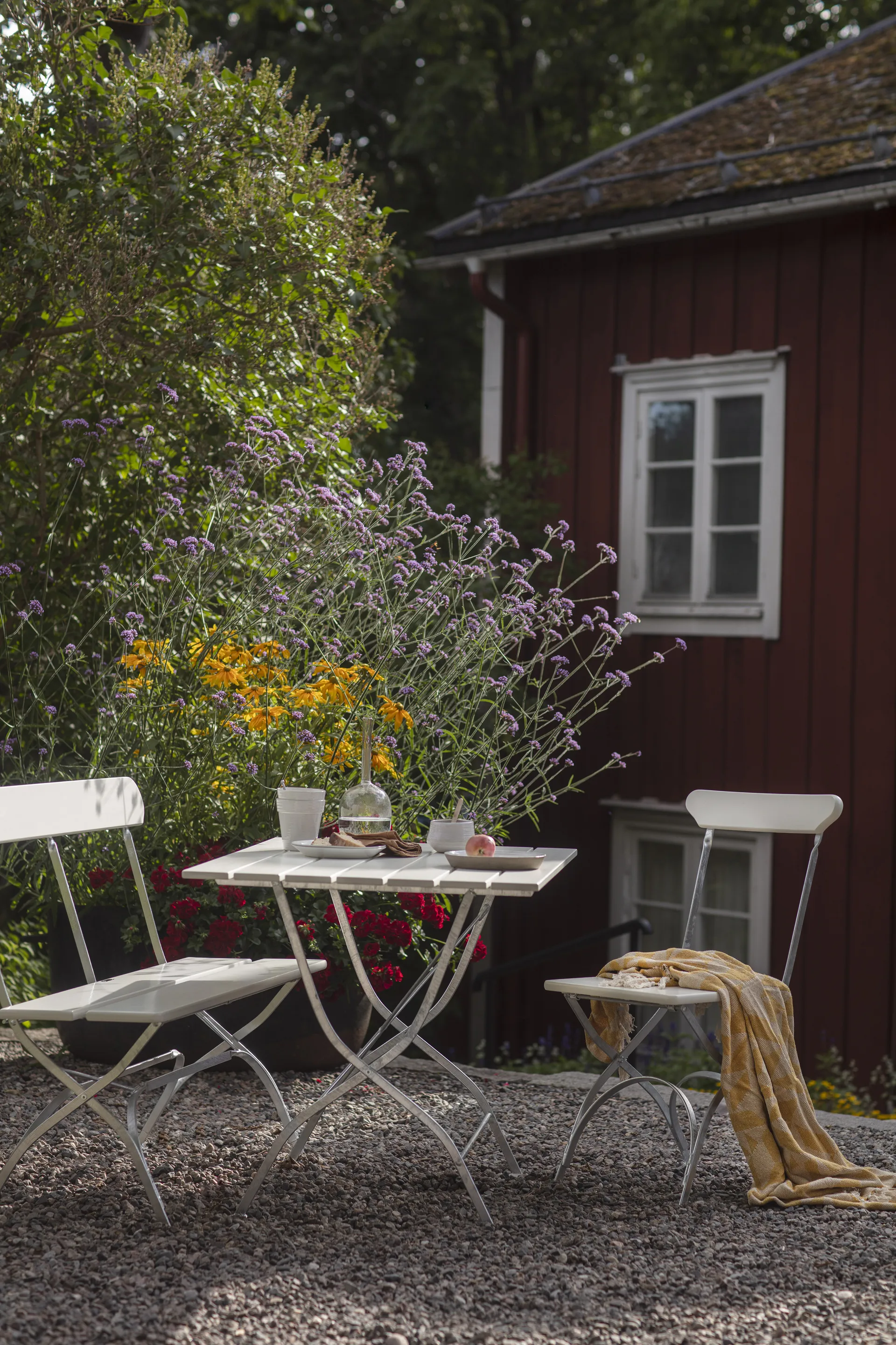 Τραπέζι Bryggeri , Λευκή λακαρισμένη δρυς - γαλβανισμένη εν θερμώ Grythyttan Stålmöbler