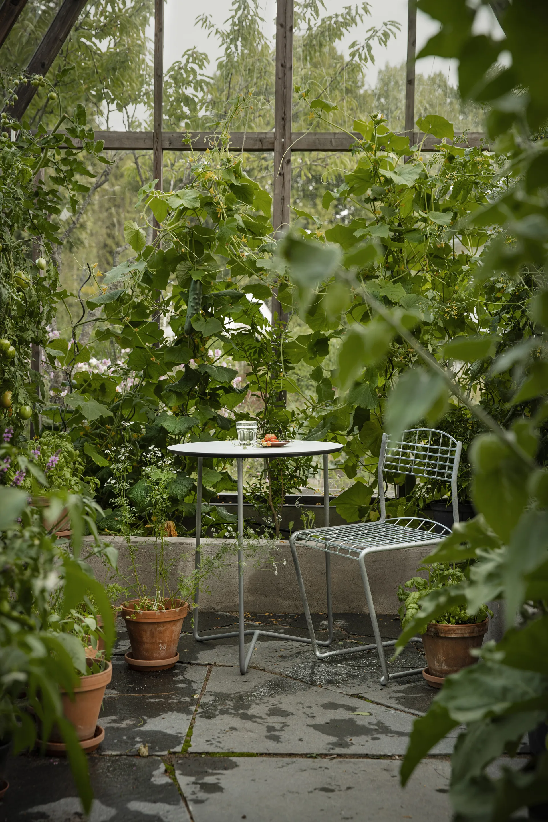 High Tech τραπέζι, Λευκή - γαλβανισμένη βάση, Ø60 cm Grythyttan Stålmöbler