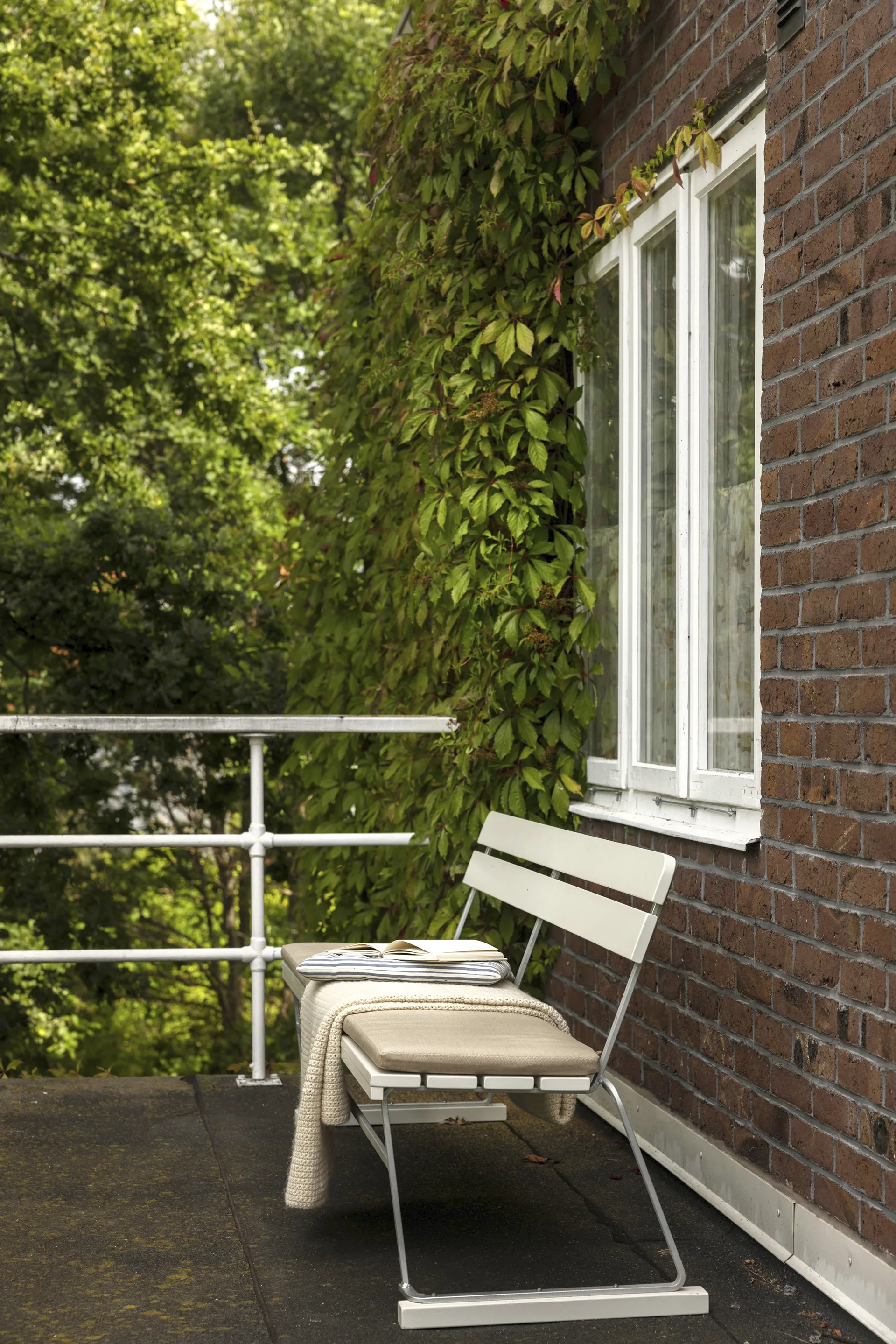 Καναπές Soffa 5, Λευκή λακαρισμένη δρυς - γαλβανισμένη εν θερμώ βάση Grythyttan Stålmöbler