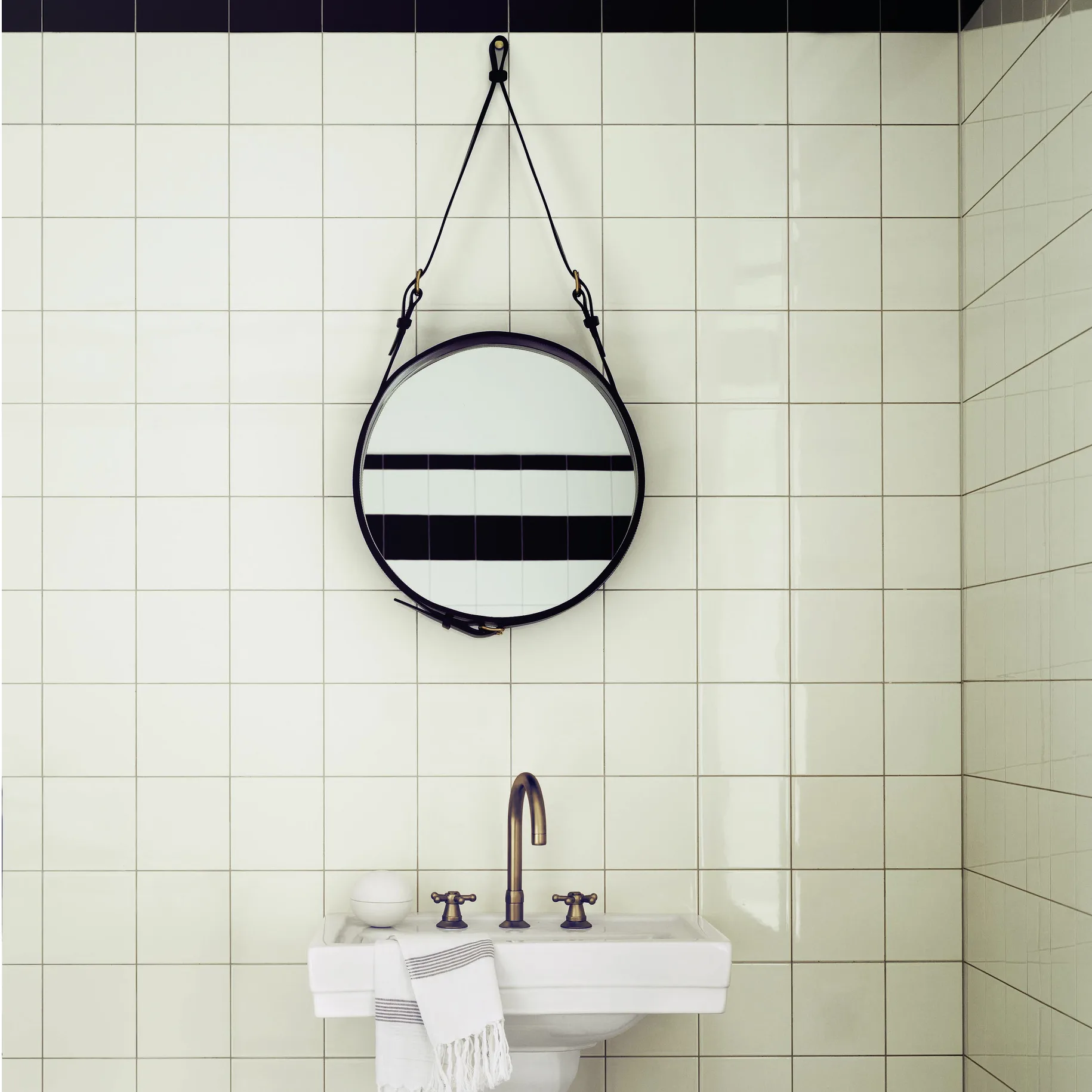 Adnet Circulaire καθρέφτης S, μαύρο GUBI