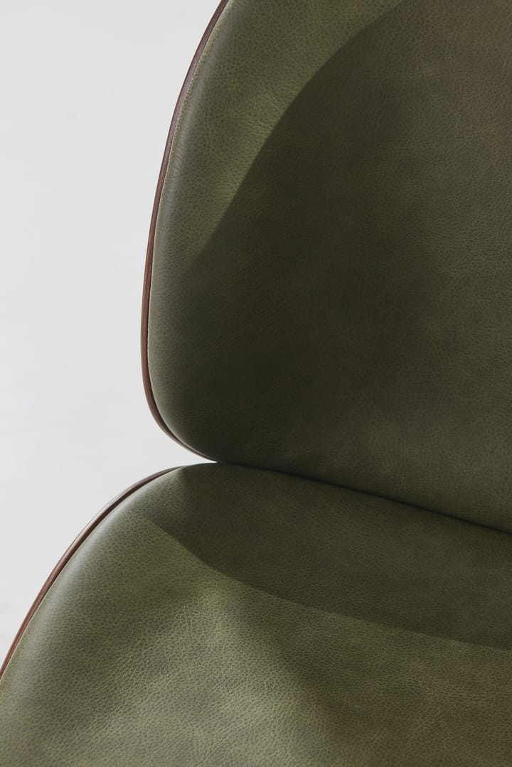 Καρέκλα Beetle με επένδυση από ξύλο καρυδιάς - Antique brass-leather army - GUBI
