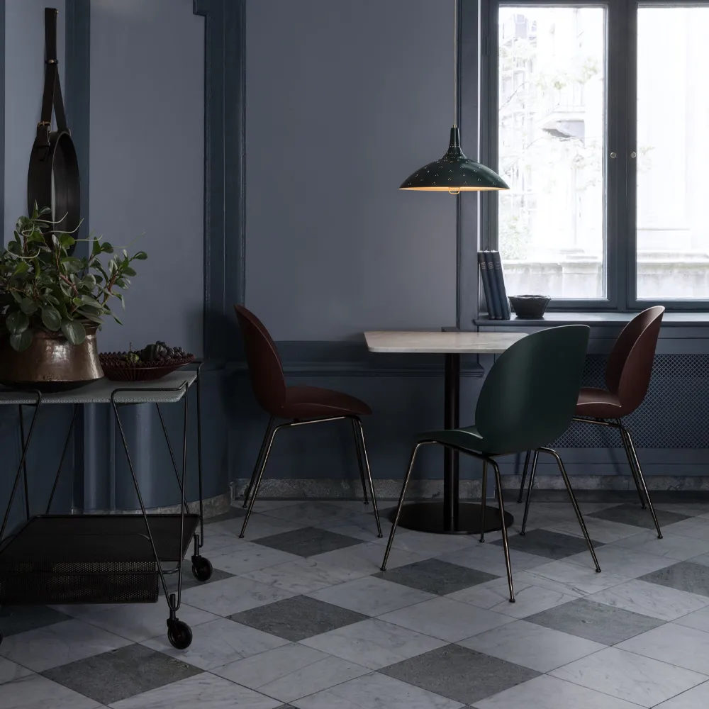 Καρέκλα Beetle, New beige, ματ λακαρισμένα δρύινα πόδια GUBI