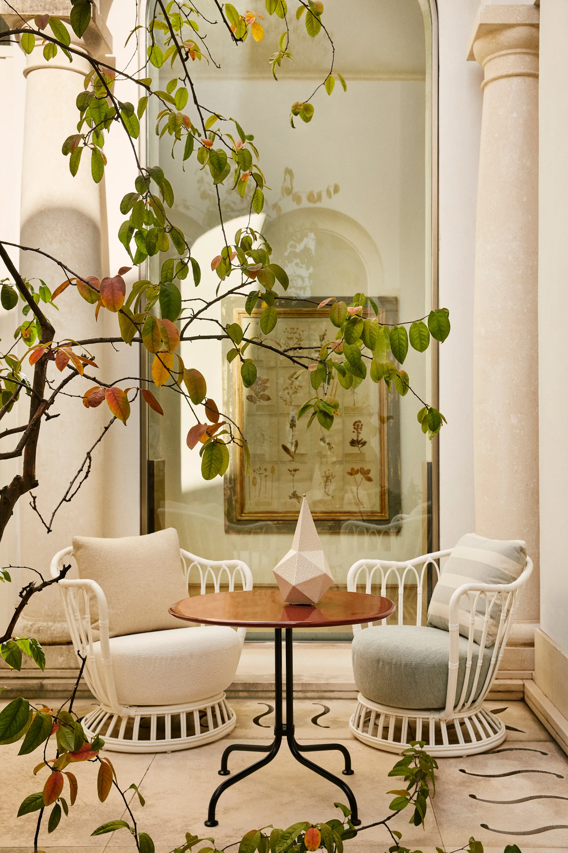 Grace Outdoor πολυθρόνα, Leslie Limonta 006-020-alabaster white GUBI