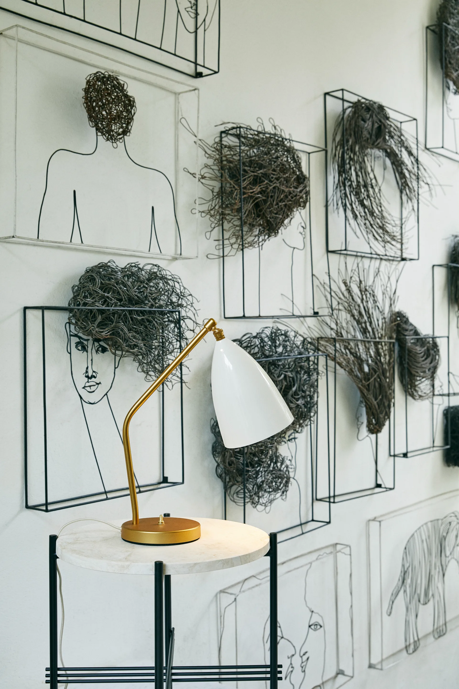 Gräshoppa επιτραπέζιο φωτιστικό γυαλιστερό, Alabaster white-brass GUBI