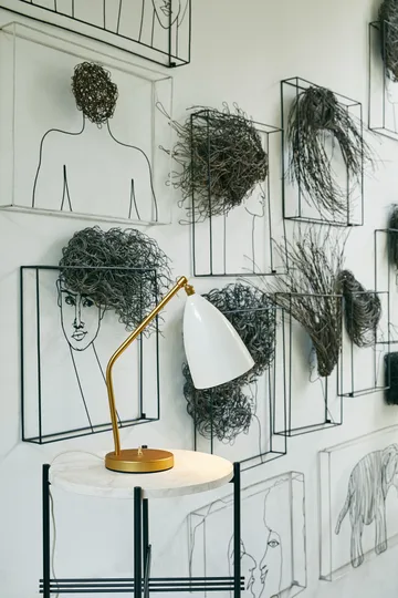 Gräshoppa επιτραπέζιο φωτιστικό γυαλιστερό - Alabaster white-brass - GUBI