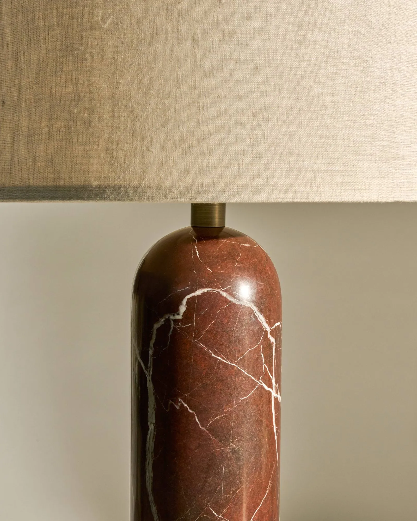 Gravity L επιτραπέζιο φωτιστικό , Maroon marble-canvas GUBI