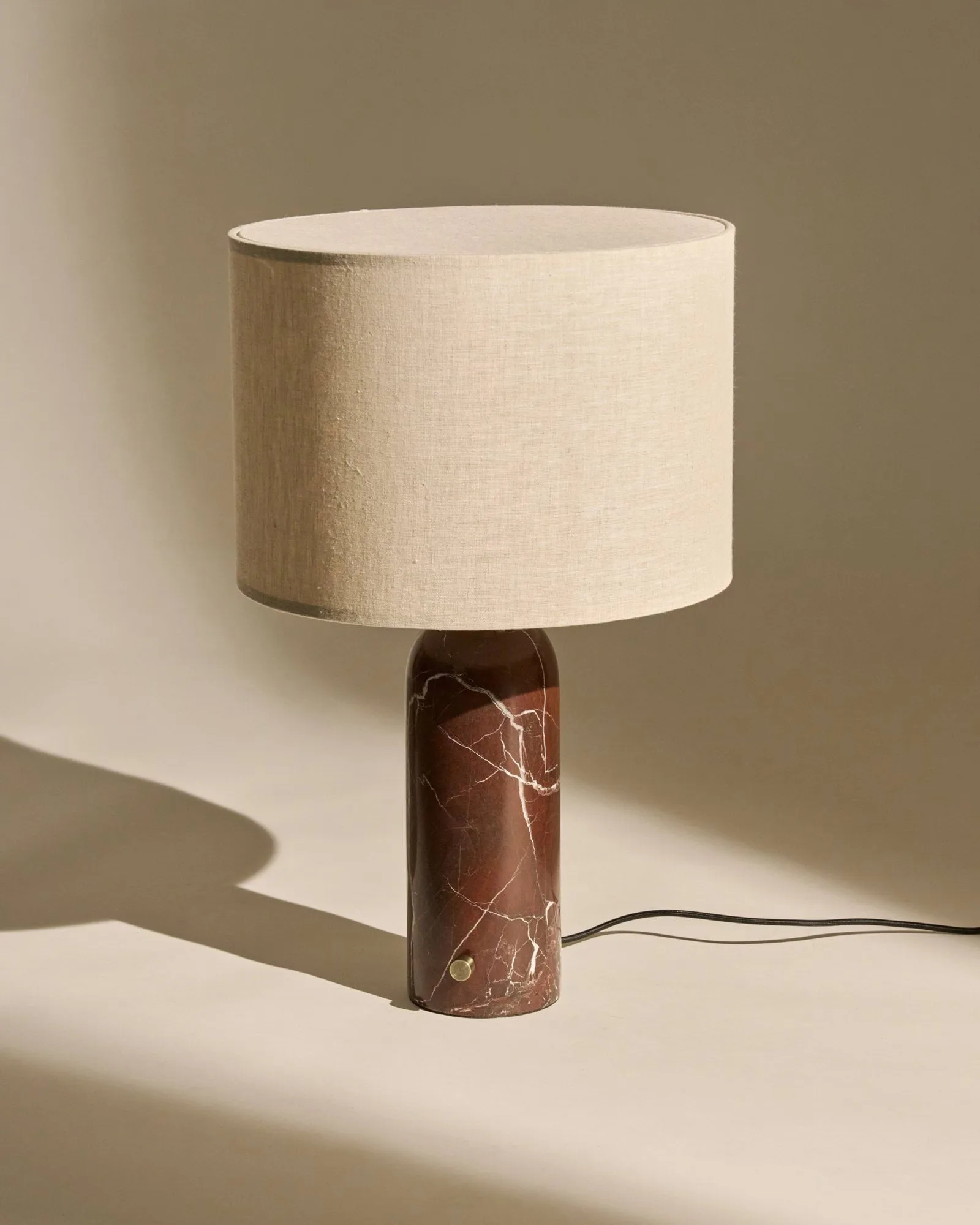 Gravity L επιτραπέζιο φωτιστικό , Maroon marble-canvas GUBI