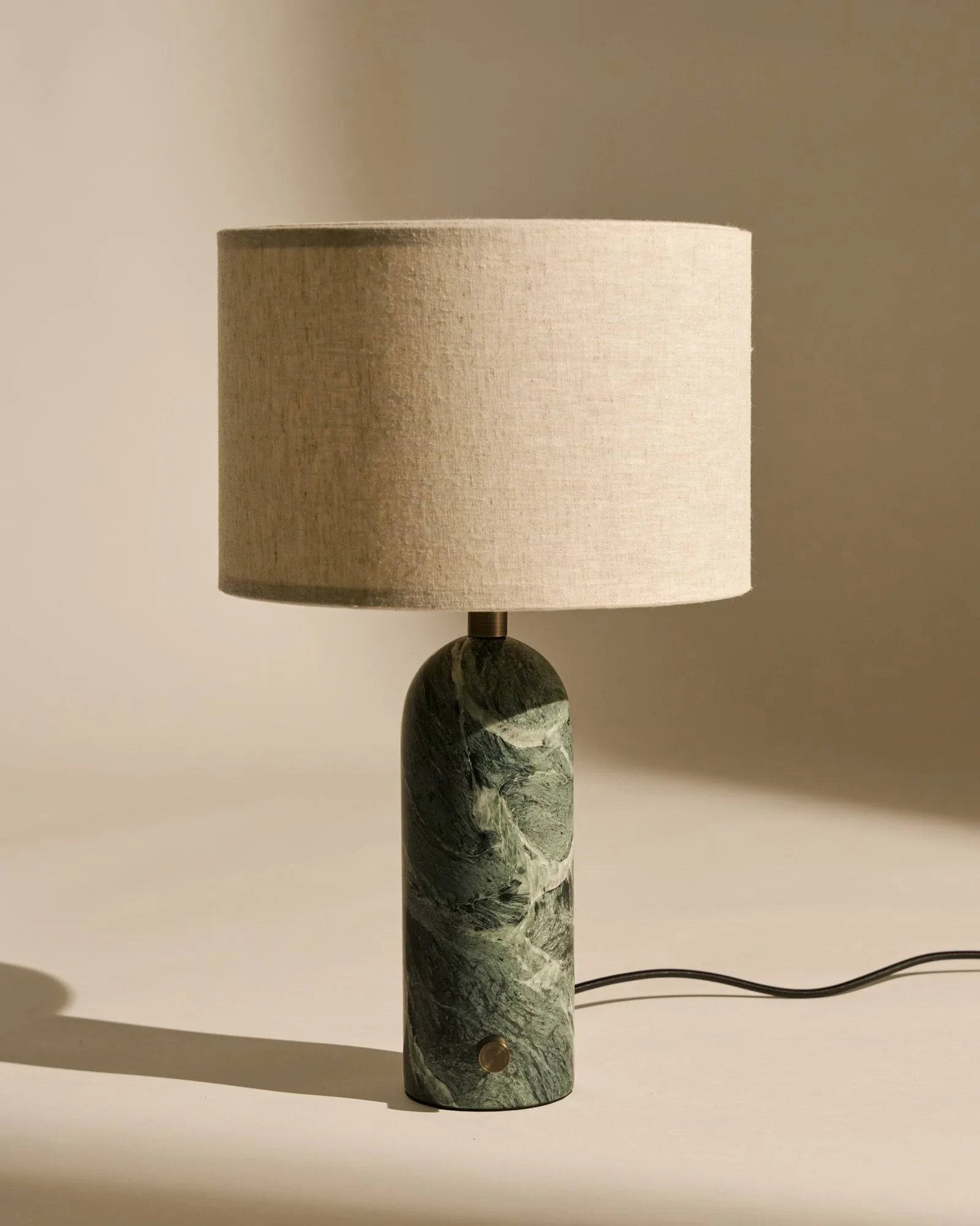 Gravity S επιτραπέζιο φωτιστικό, Emerald marble-canvas GUBI