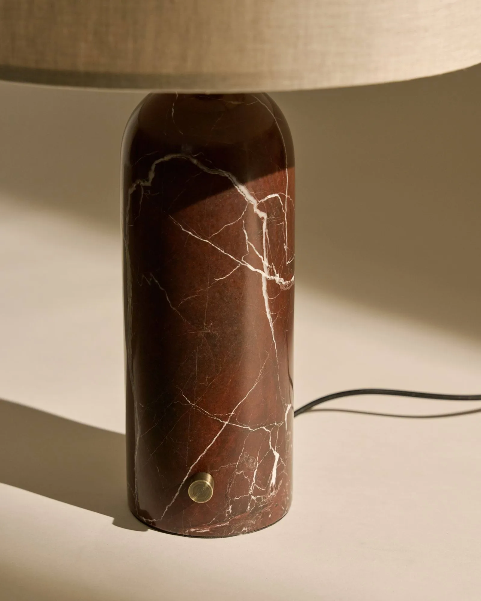 Gravity S επιτραπέζιο φωτιστικό, Maroon marble-canvas GUBI