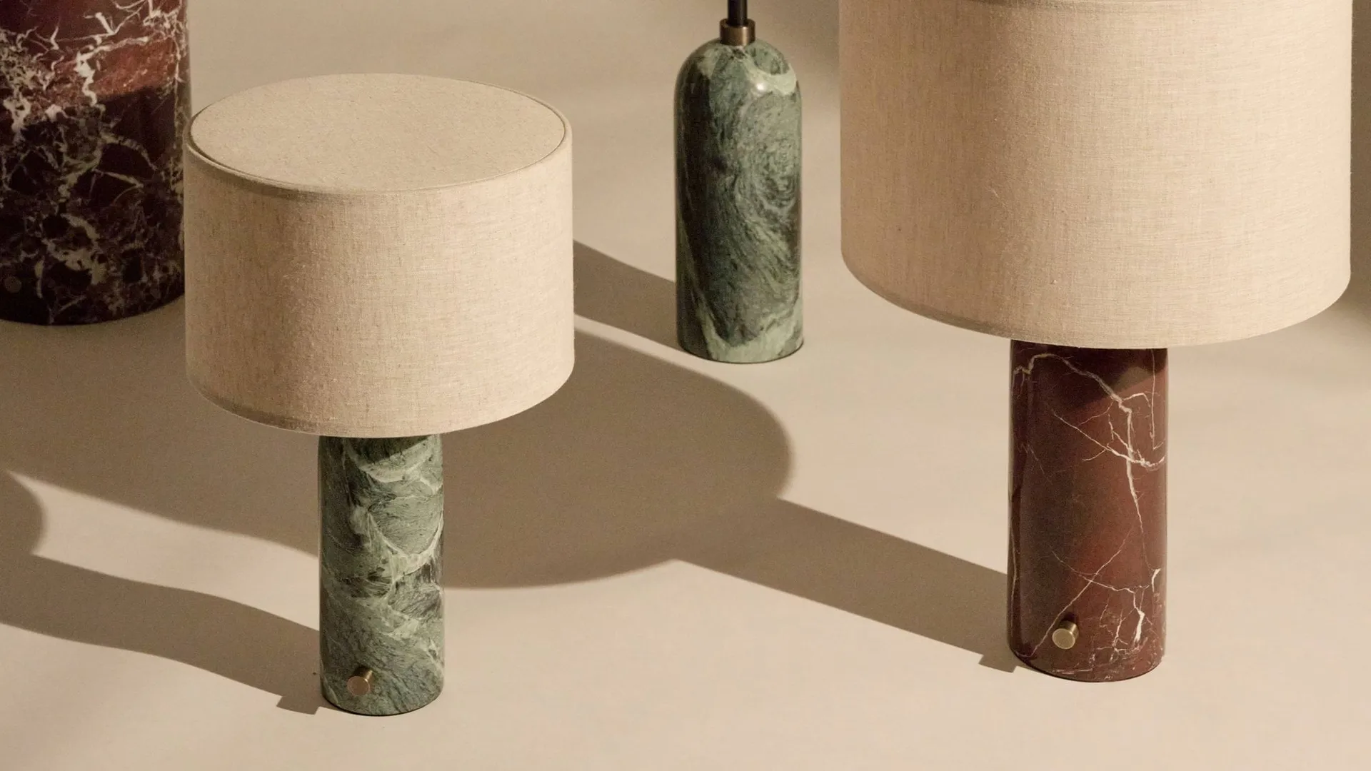 Gravity S επιτραπέζιο φωτιστικό, Maroon marble-canvas GUBI
