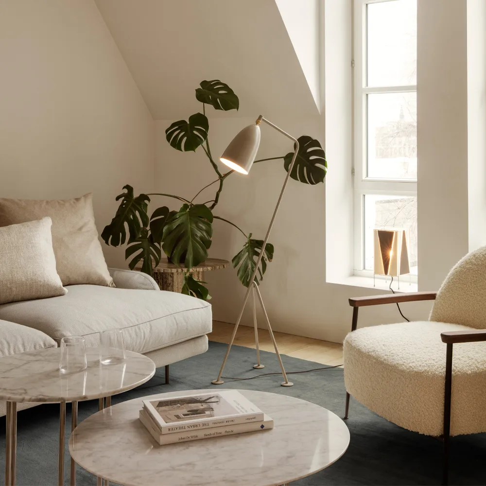 Τραπεζάκι σαλονιού IOI, Λευκό μάρμαρο Carrara-ø70-χρώμιο GUBI