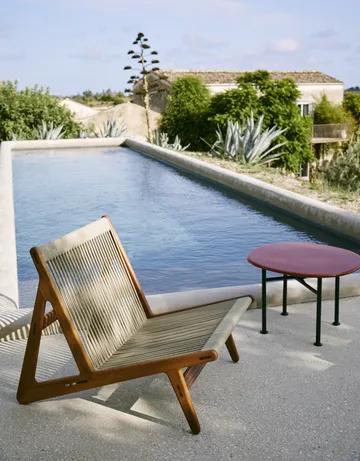 MR01 Initial Outdoor lounge chair - Λαδωμένο iroko ξύλο - GUBI