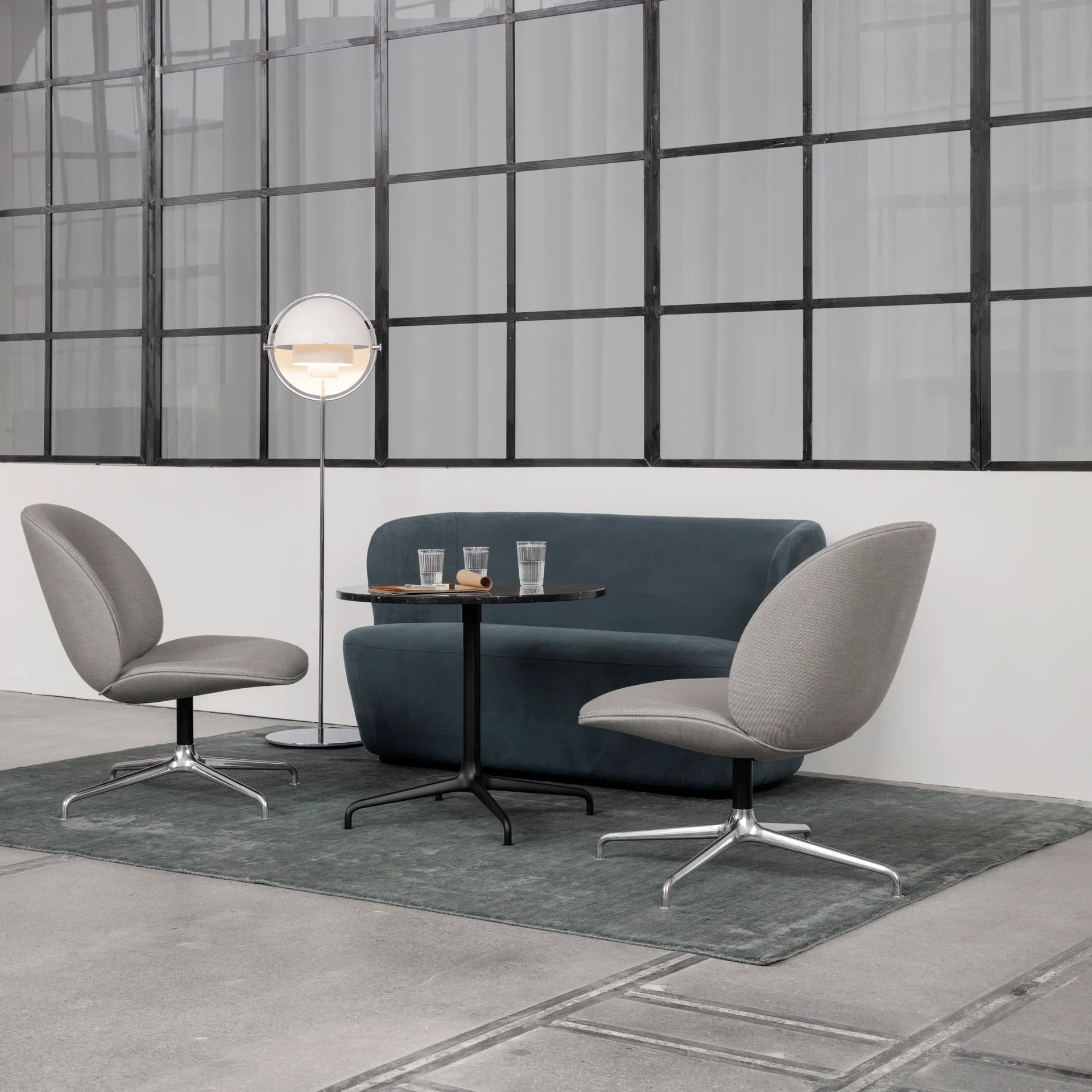 Multi-Lite φωτιστικό δαπέδου, Χρώμιο-λευκό GUBI