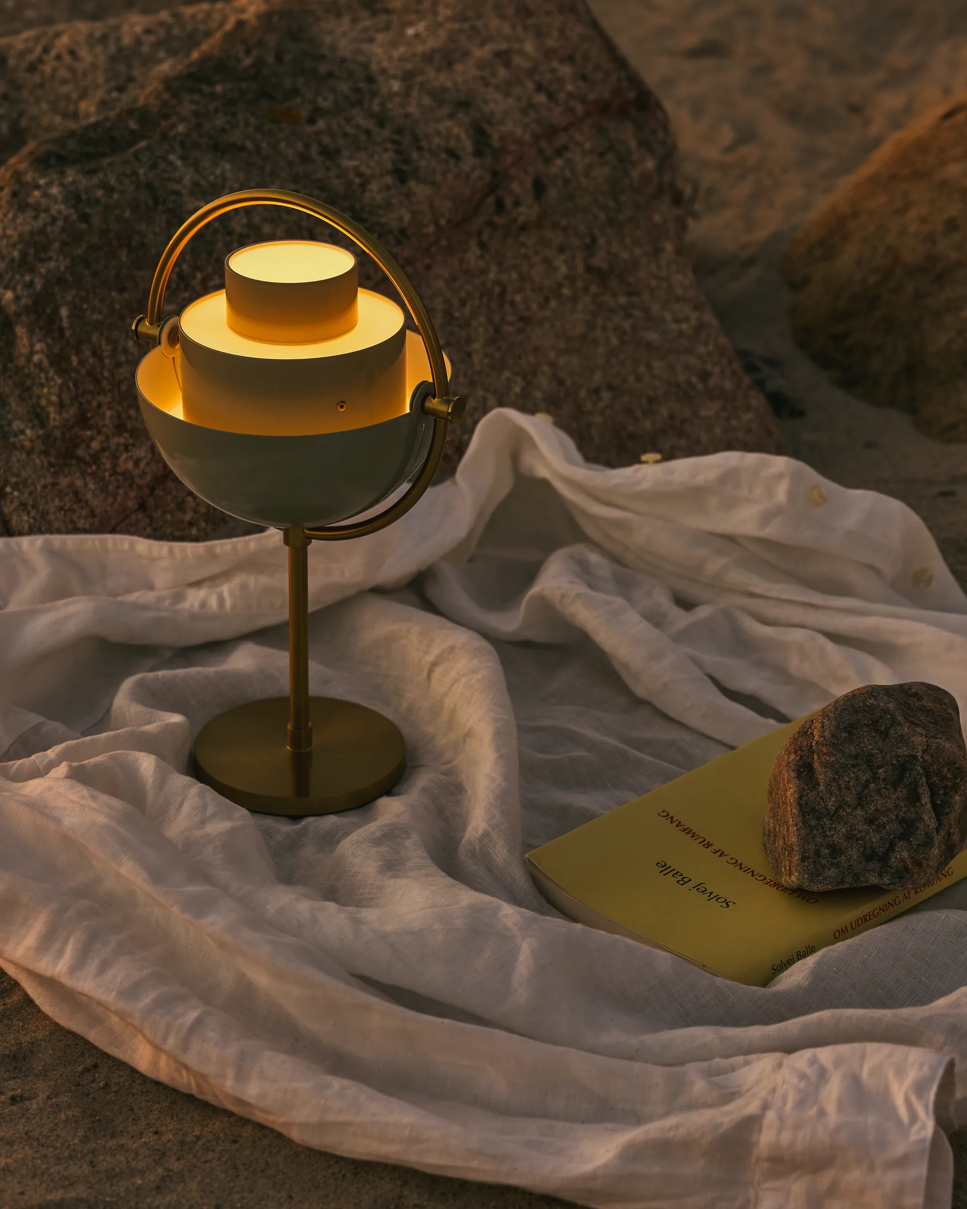 Φορητός φωτιστικό Multi-Lite, Παστέλ γκρι GUBI