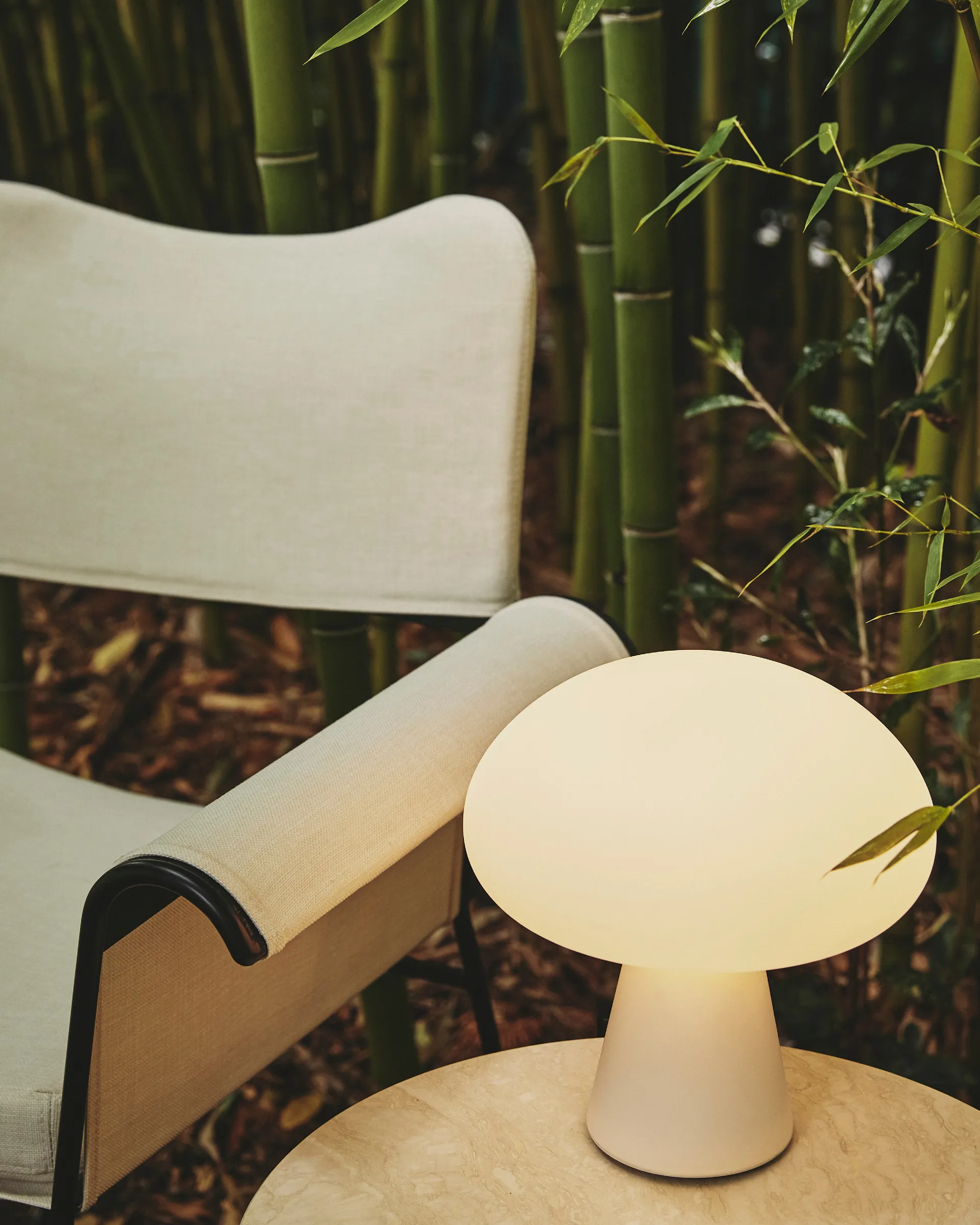 Obello επιτραπέζιο φωτιστικό, Γαλακτερό γυαλί GUBI