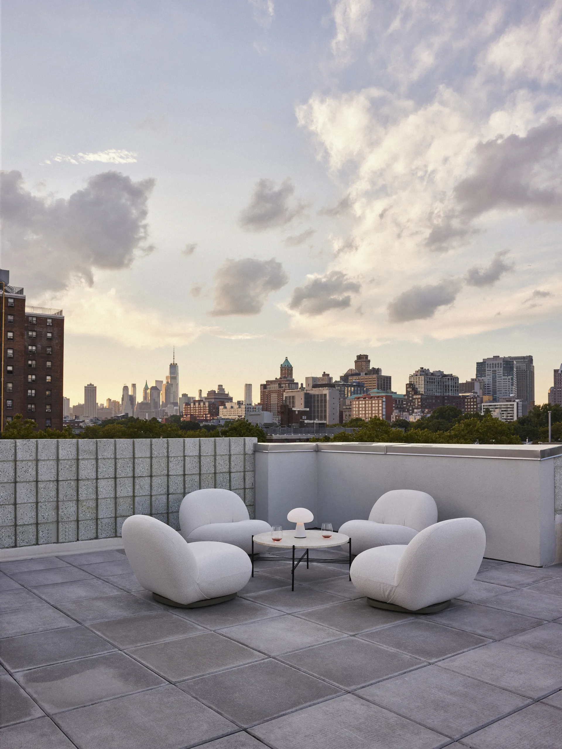 Obello επιτραπέζιο φωτιστικό, Γαλακτερό γυαλί GUBI