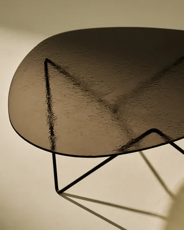 Τραπέζι καναπέ Pedrera - Μαύρο ημιμάτ γυαλί με υφή, μπρονζέ - GUBI