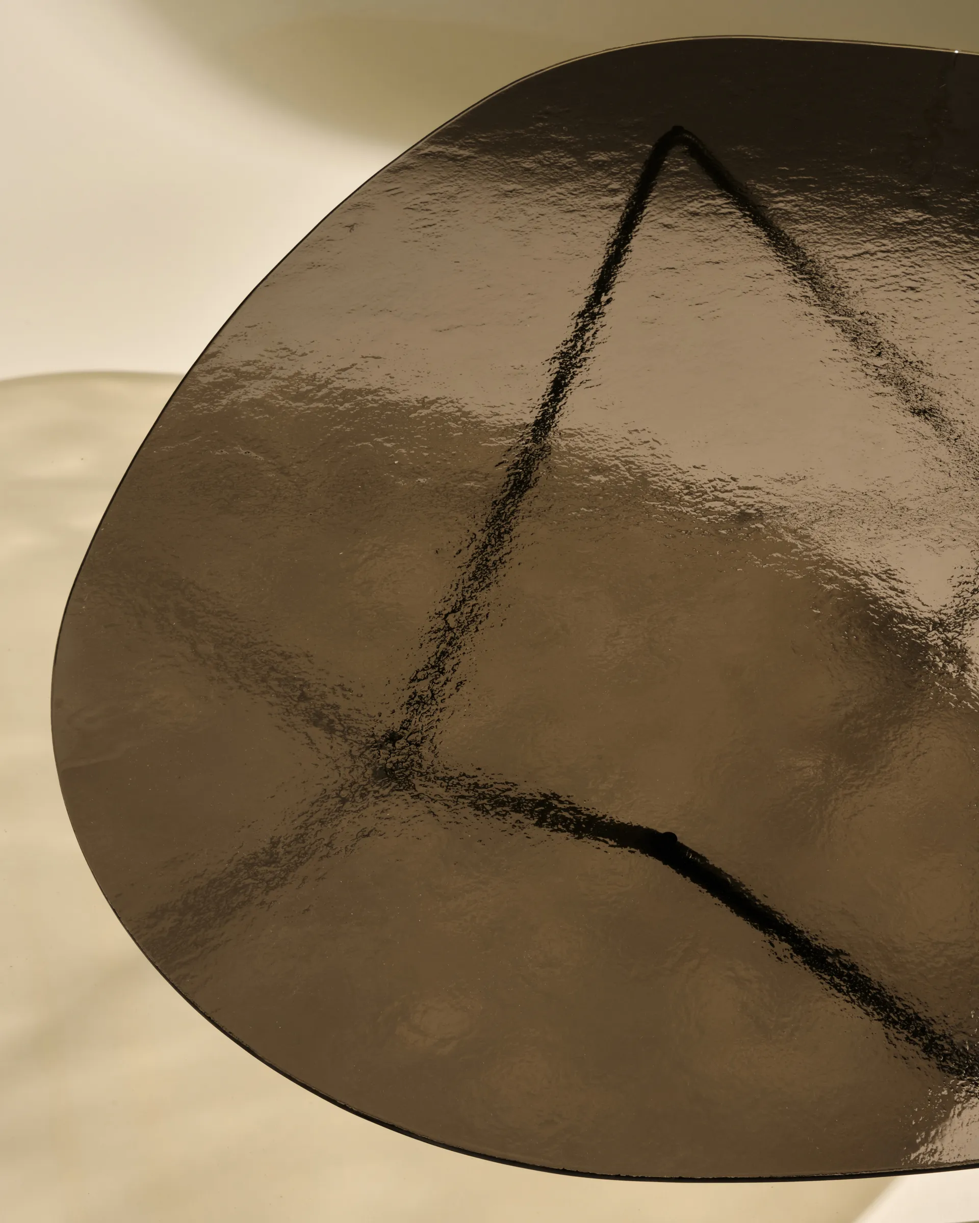 Τραπέζι καναπέ Pedrera, Μαύρο ημιμάτ γυαλί με υφή, μπρονζέ GUBI