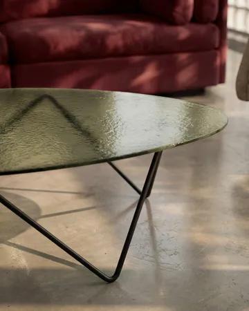 Τραπέζι καναπέ Pedrera - Μαύρο ημιμάτ γυαλί με υφή, διάφανο - GUBI