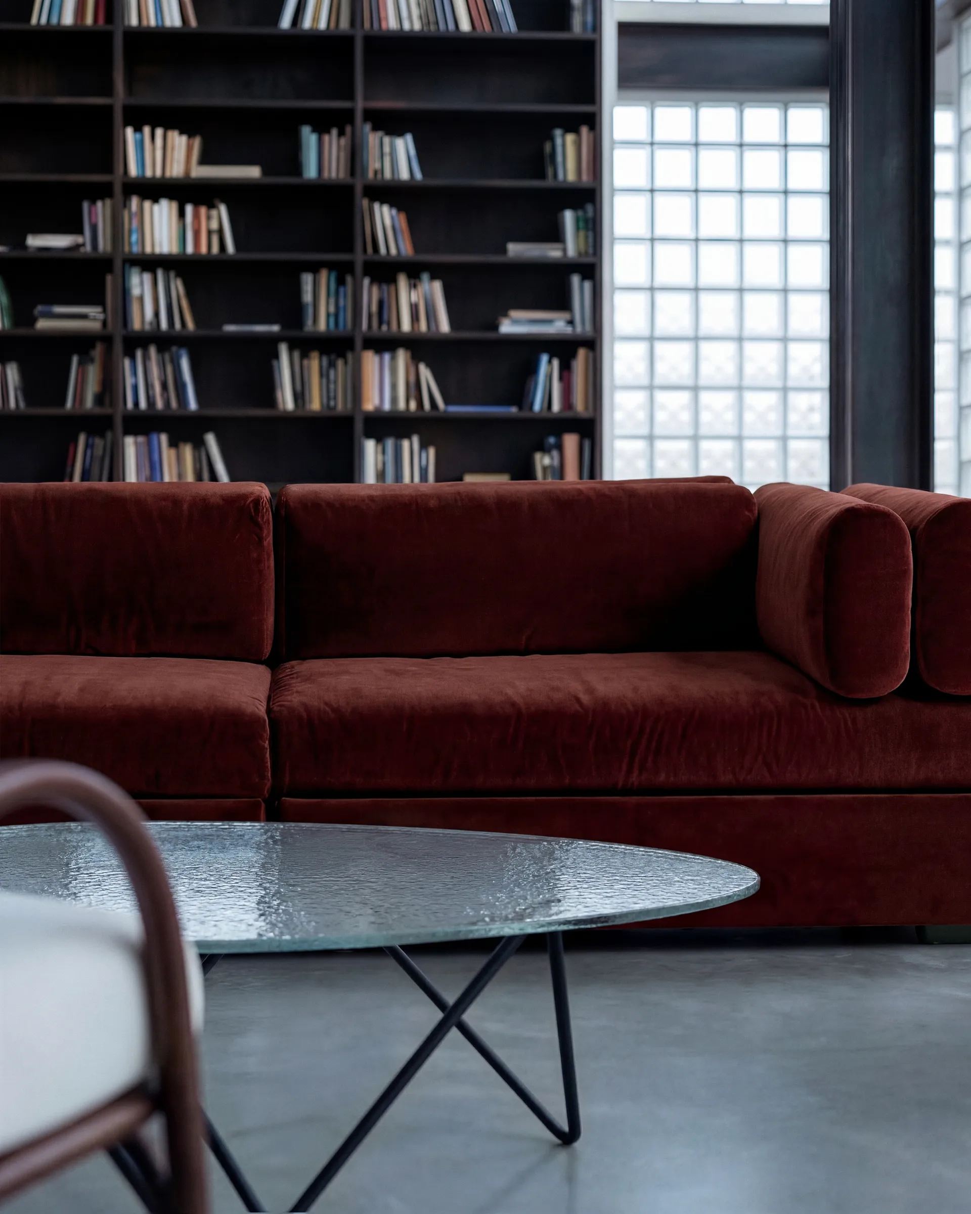 Τραπέζι καναπέ Pedrera, Μαύρο ημιμάτ γυαλί με υφή, διάφανο GUBI