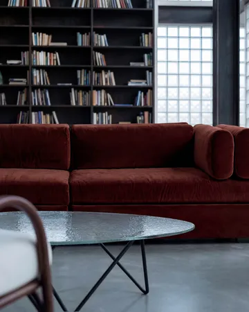 Τραπέζι καναπέ Pedrera - Μαύρο ημιμάτ γυαλί με υφή, διάφανο - GUBI