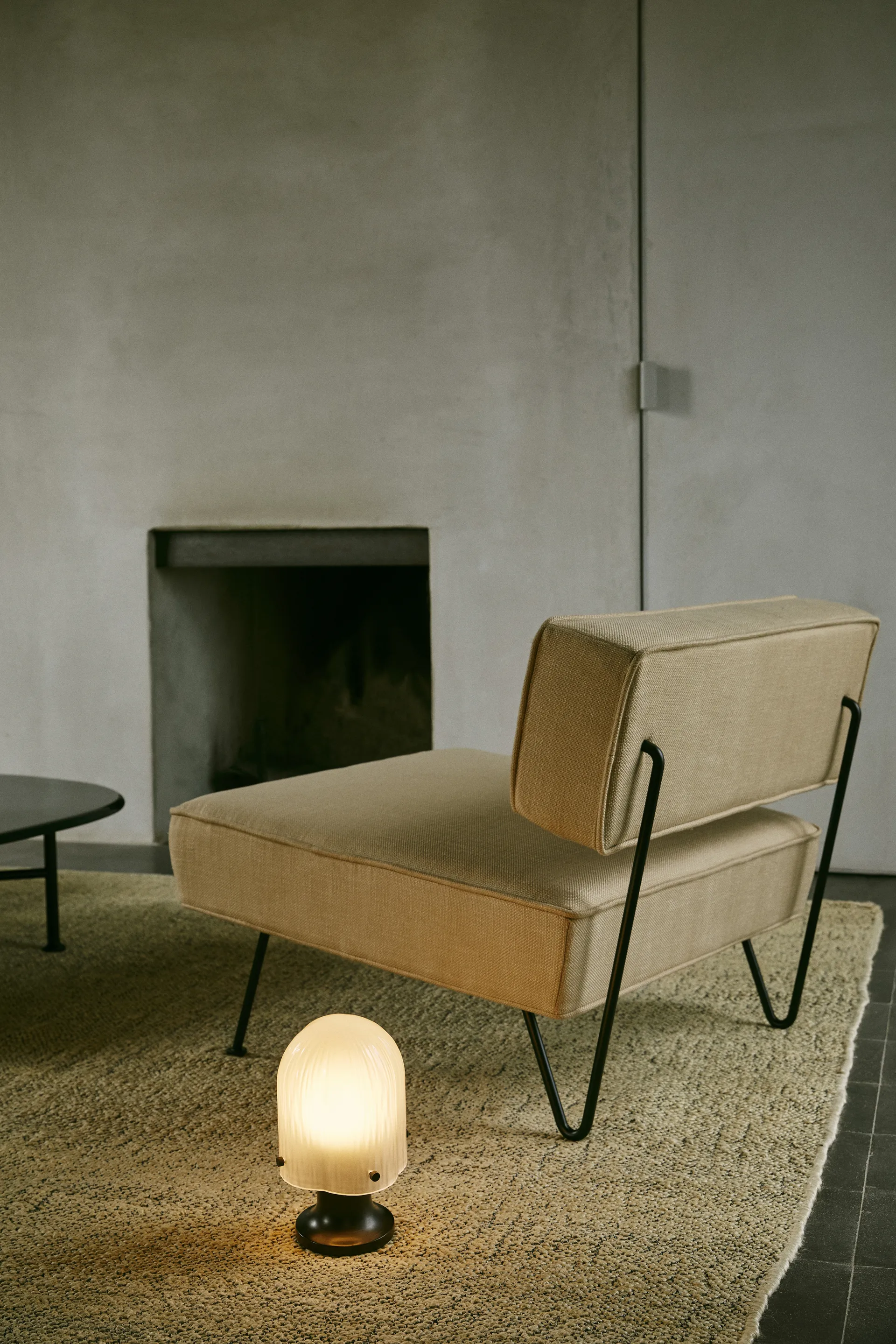 Φορητό επιτραπέζιο φωτιστικό, Seine, Αντικέ μπρούτζος-λευκό GUBI