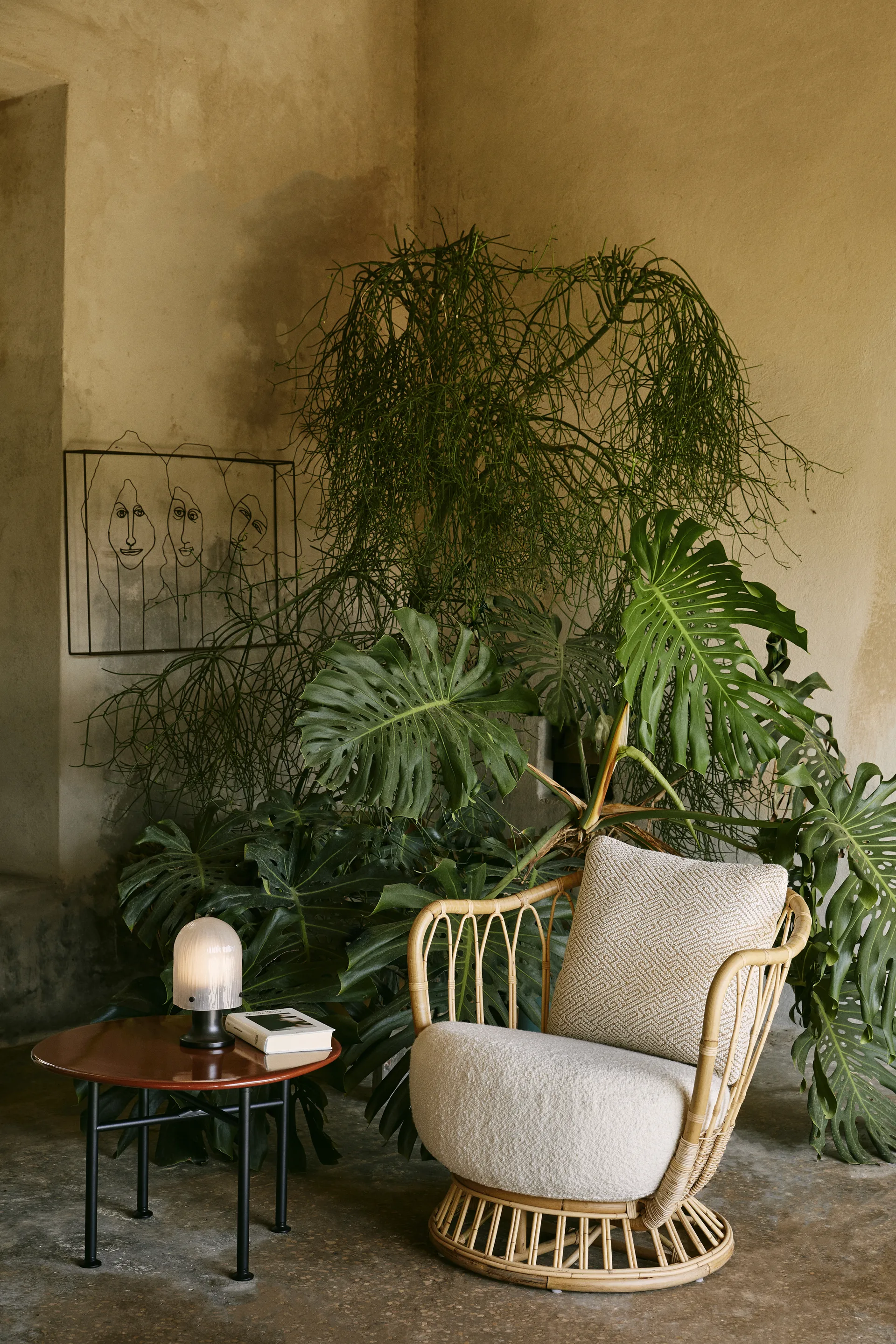 Φορητό επιτραπέζιο φωτιστικό, Seine, Αντικέ μπρούτζος-λευκό GUBI