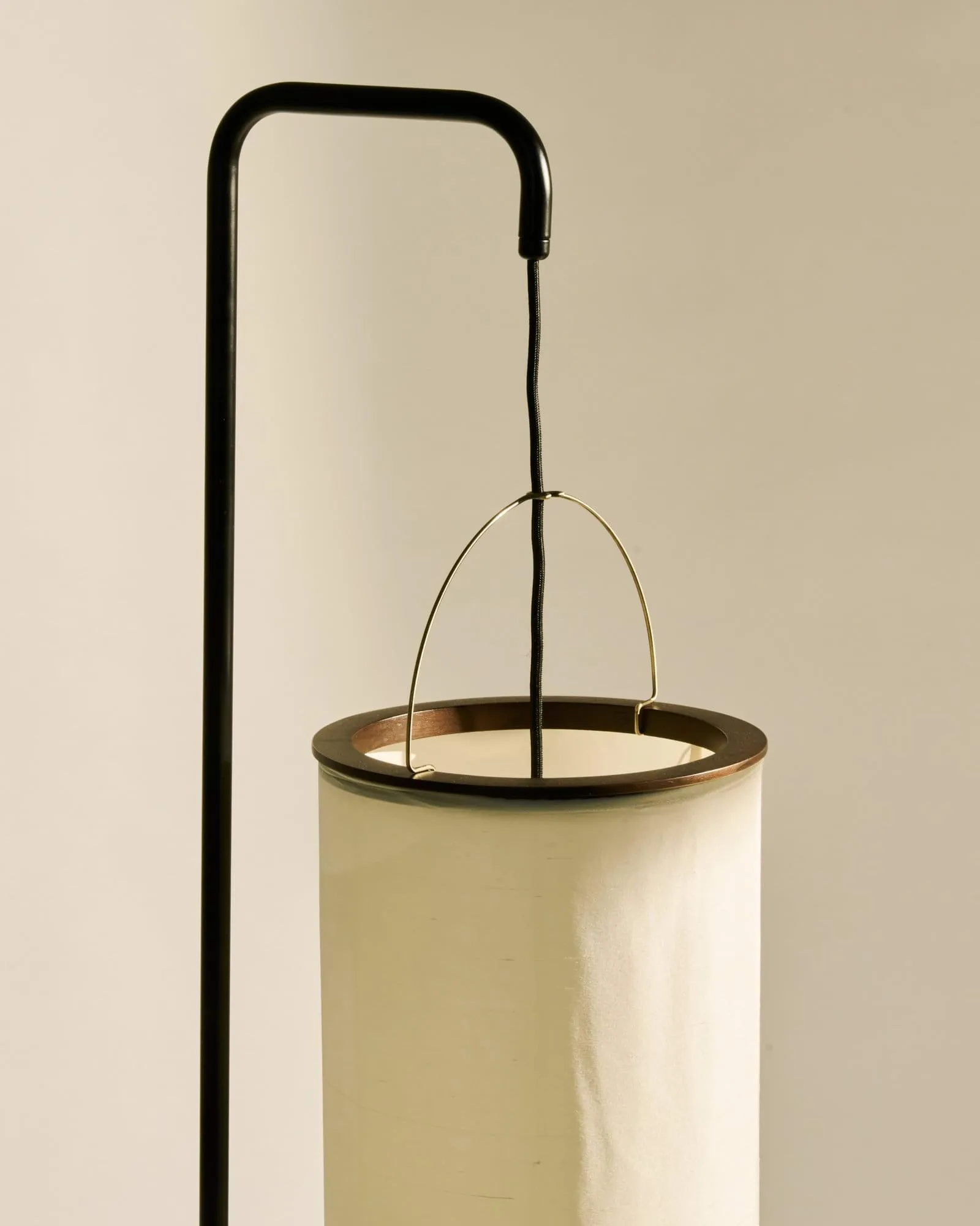 Silk Lantern φωτιστικό δαπέδου, Natural white silk-semi matt μαύρο, 163 εκ. GUBI