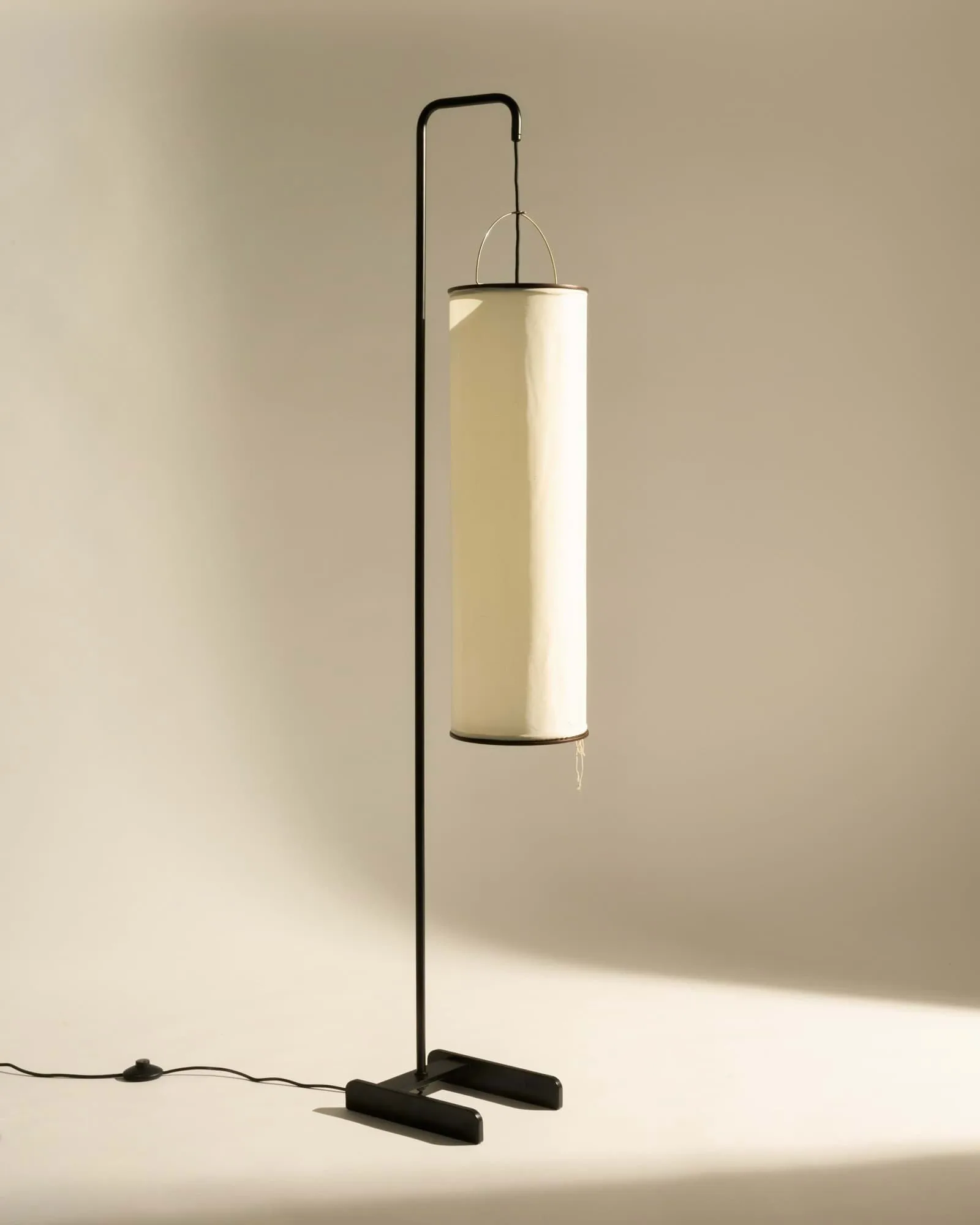 Silk Lantern φωτιστικό δαπέδου, Natural white silk-semi matt μαύρο, 163 εκ. GUBI